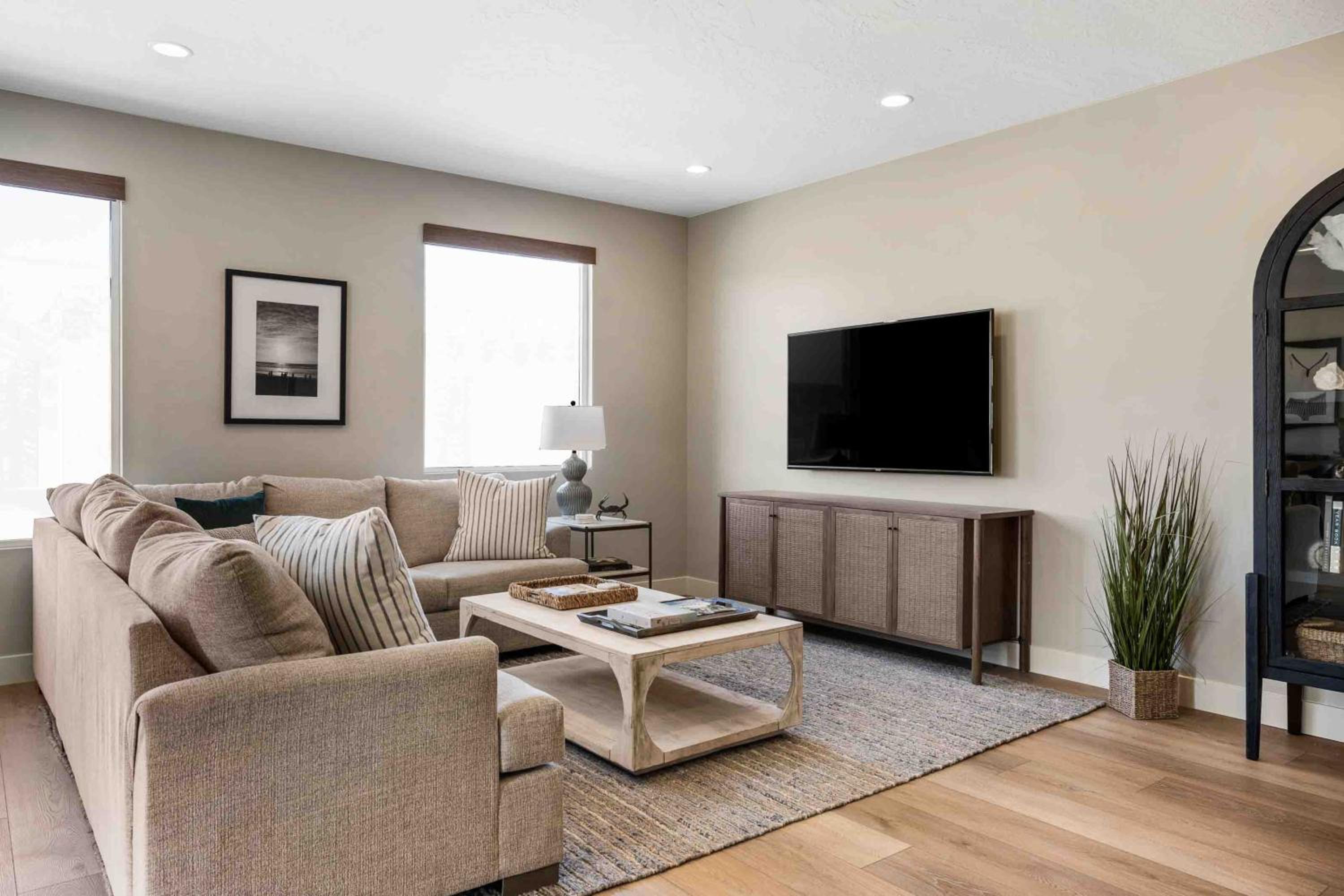 Five-Bedroom House photo 1
