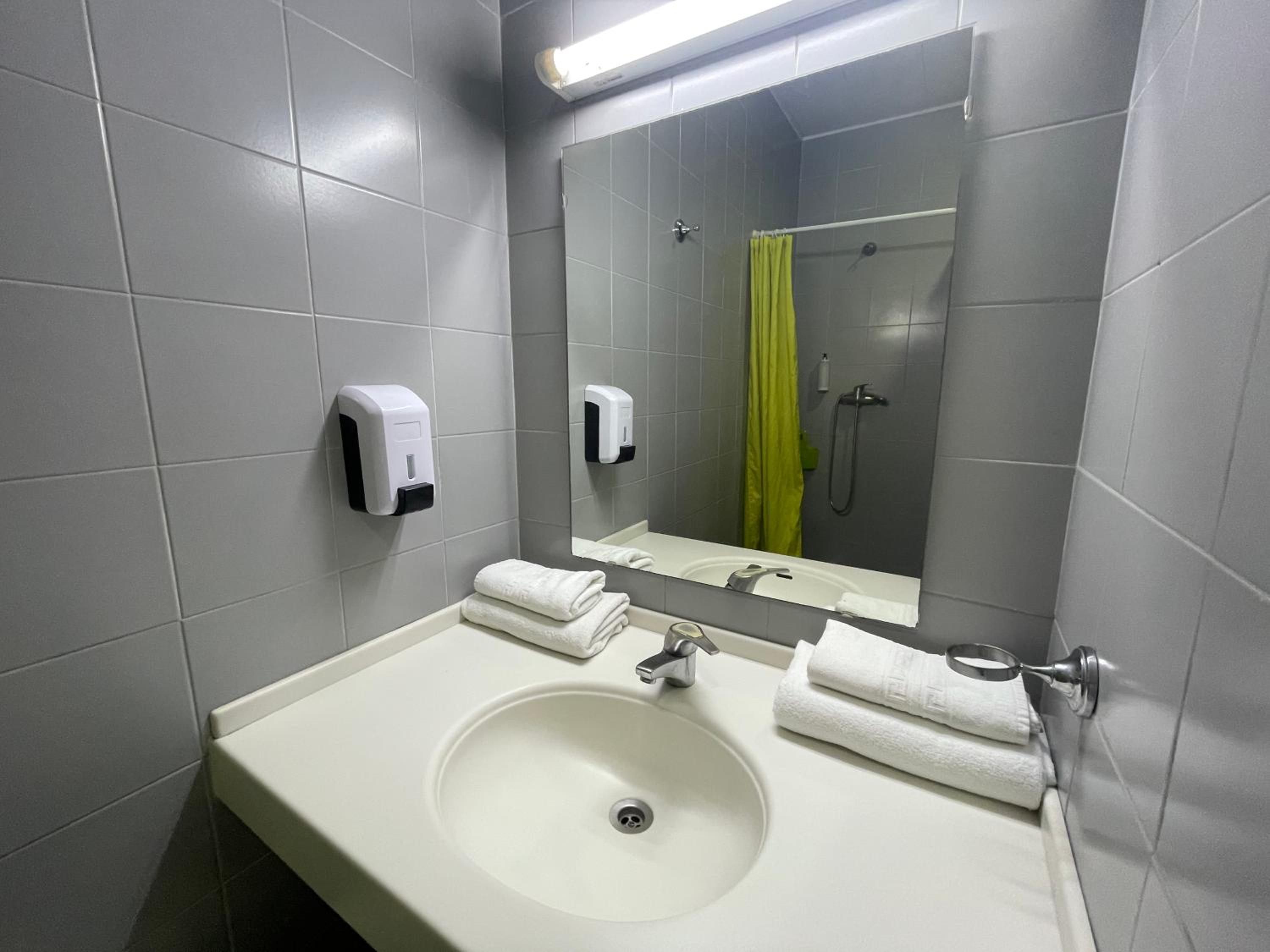 Basic Triple Room thumbnail 5
