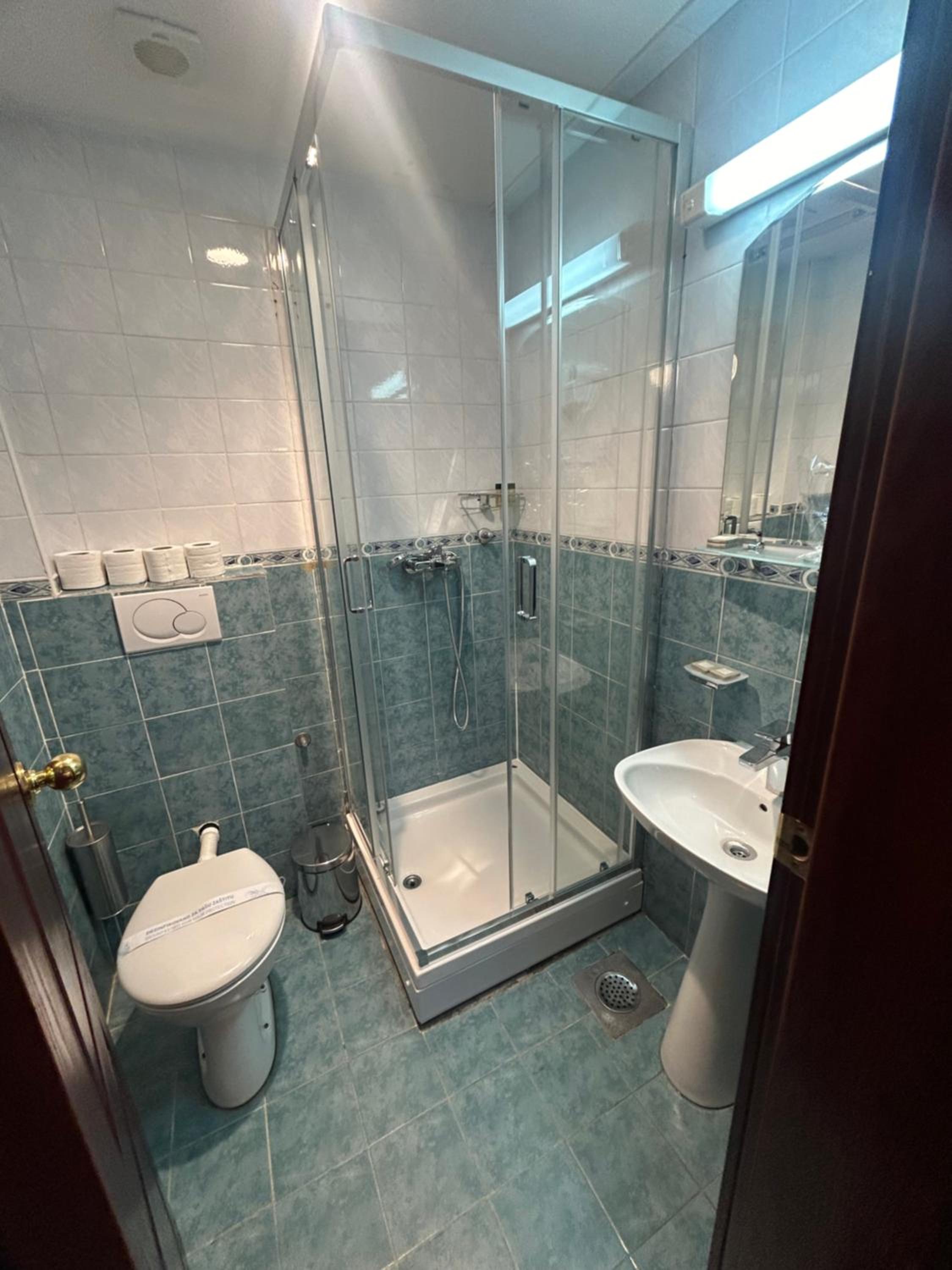 One-Bedroom Suite - Annex photo 3