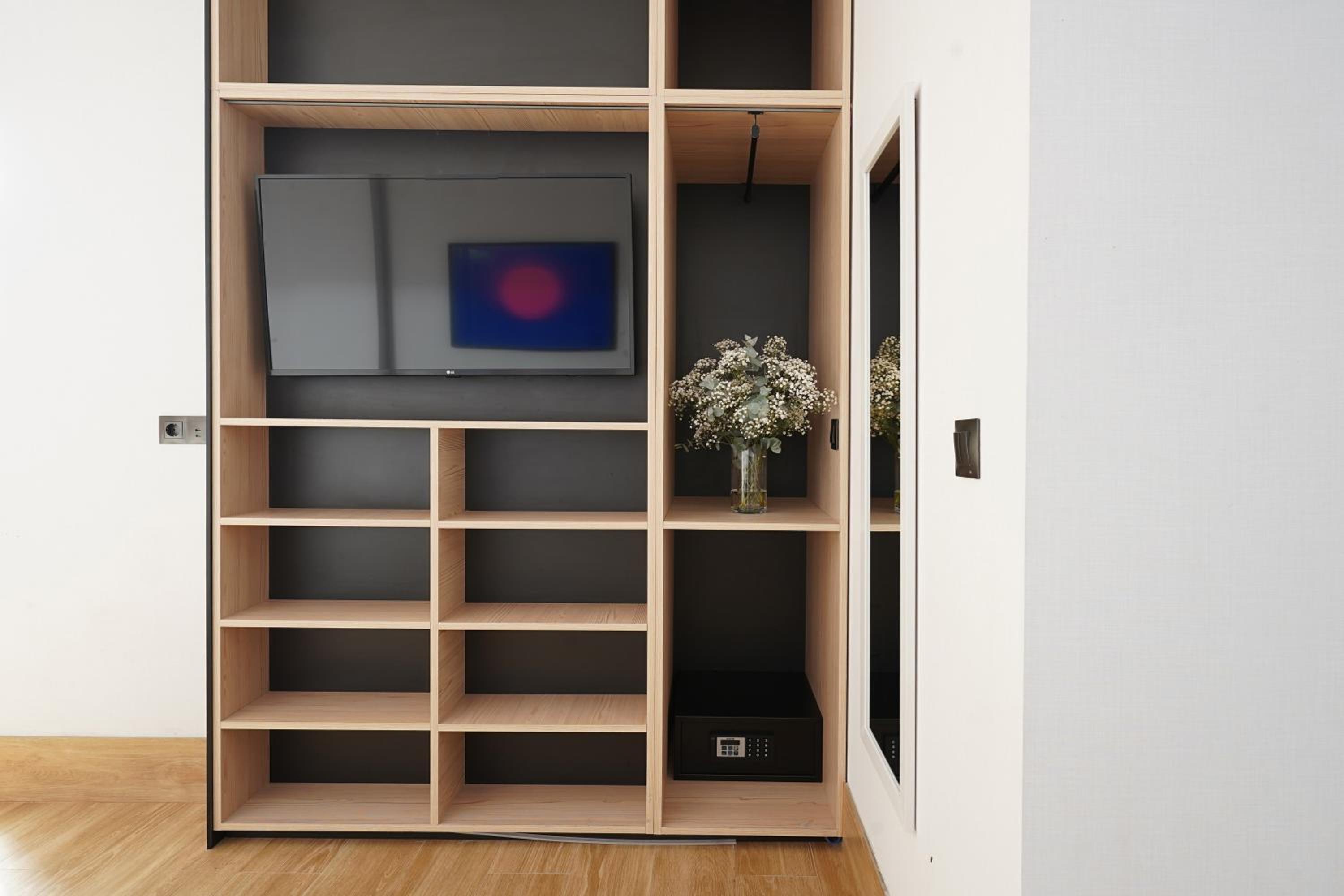 Medium Studio with Kitchenette - Accessible photo 3