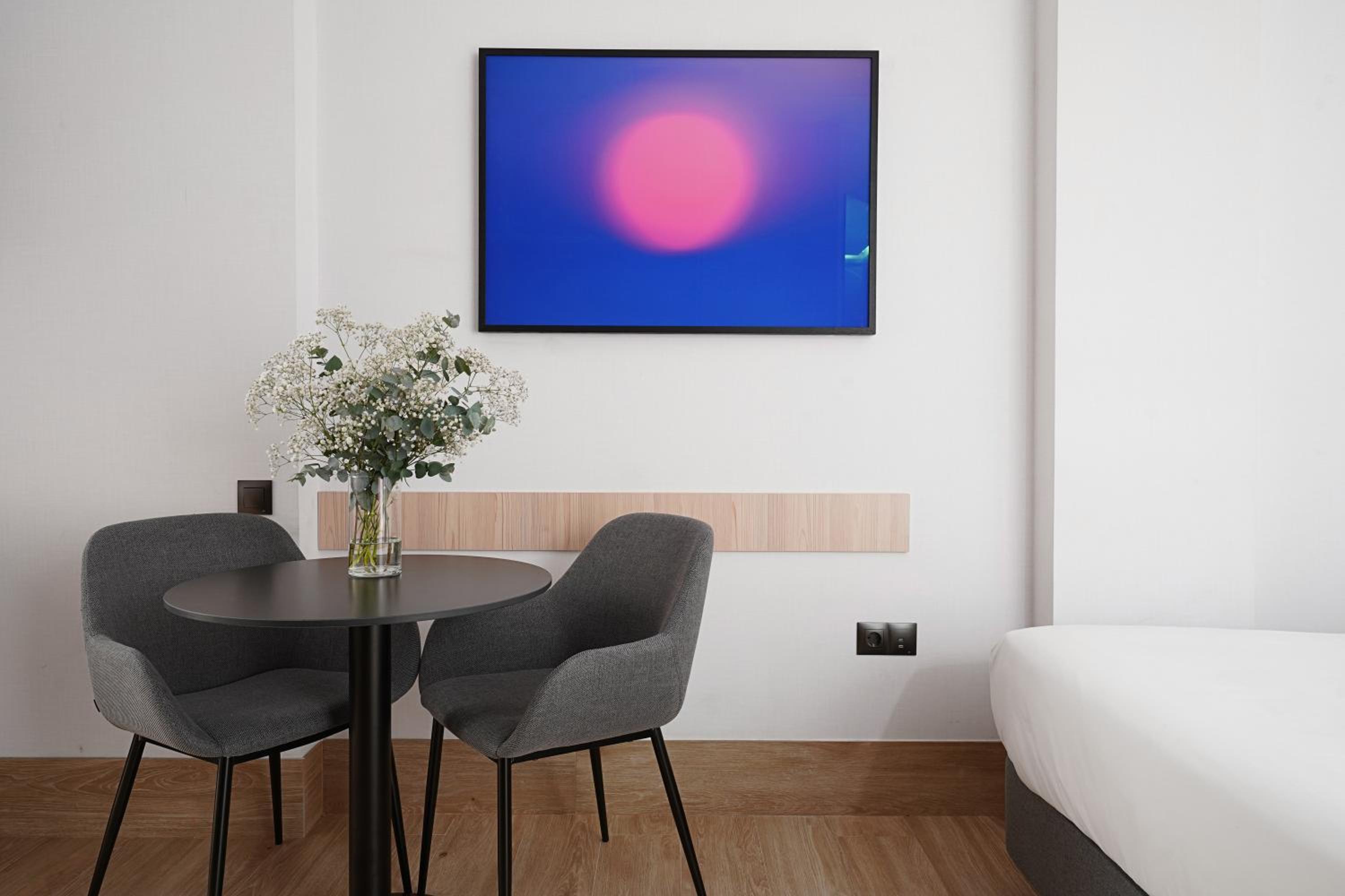Medium Studio with Kitchenette - Accessible photo 2