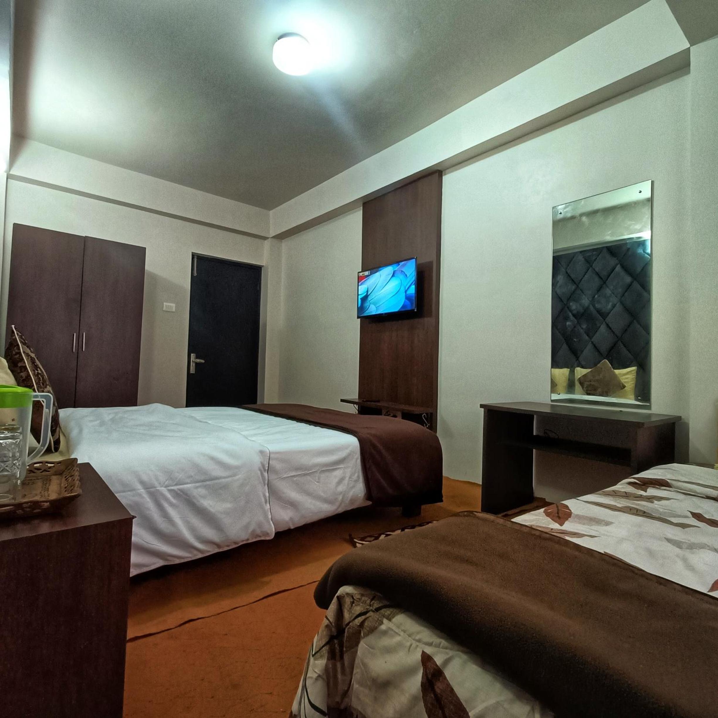 Deluxe Double Room (2 Adults + 1 Child) - Photo 1