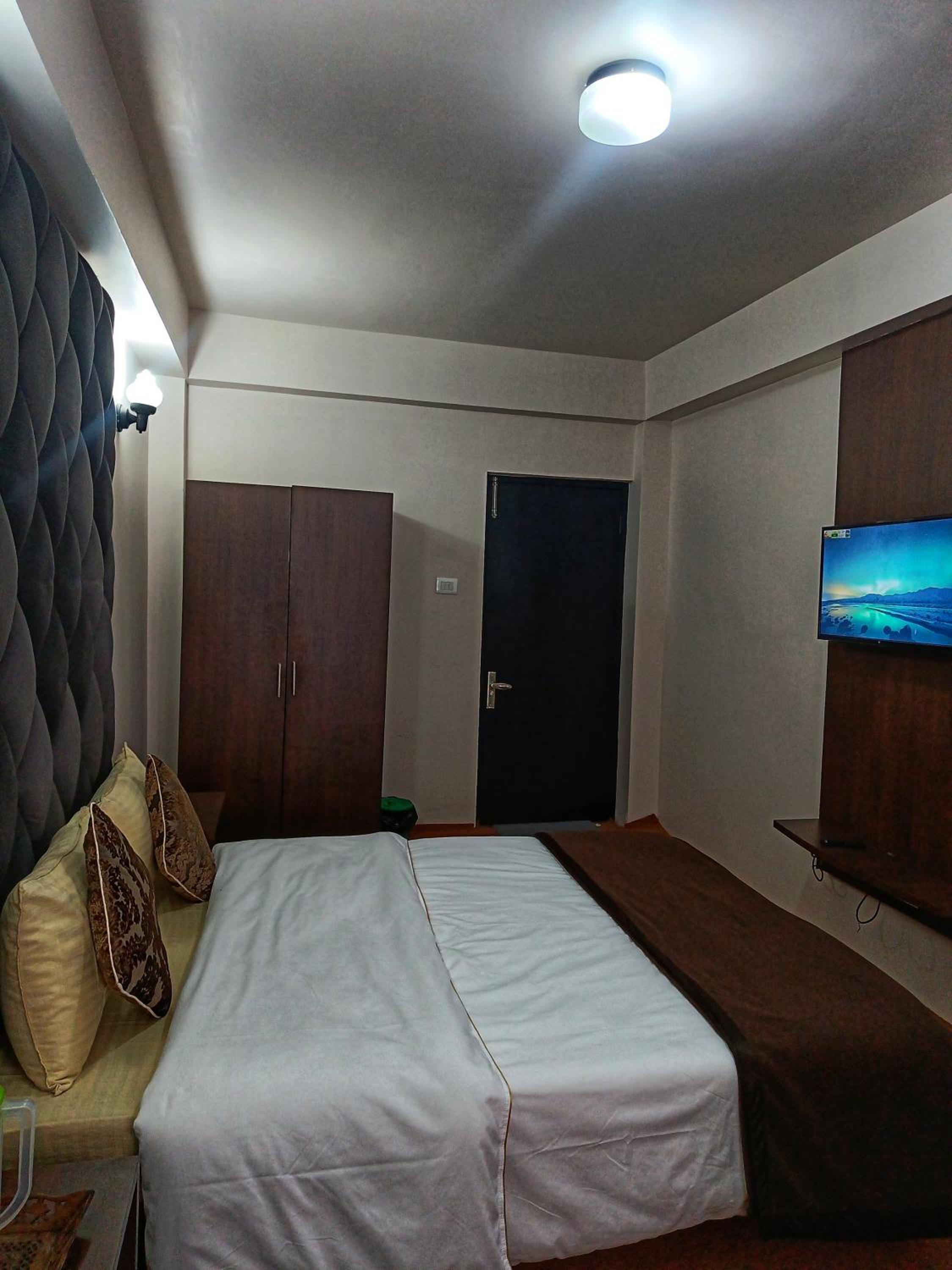 Deluxe Double Room (2 Adults + 1 Child) - Photo 2