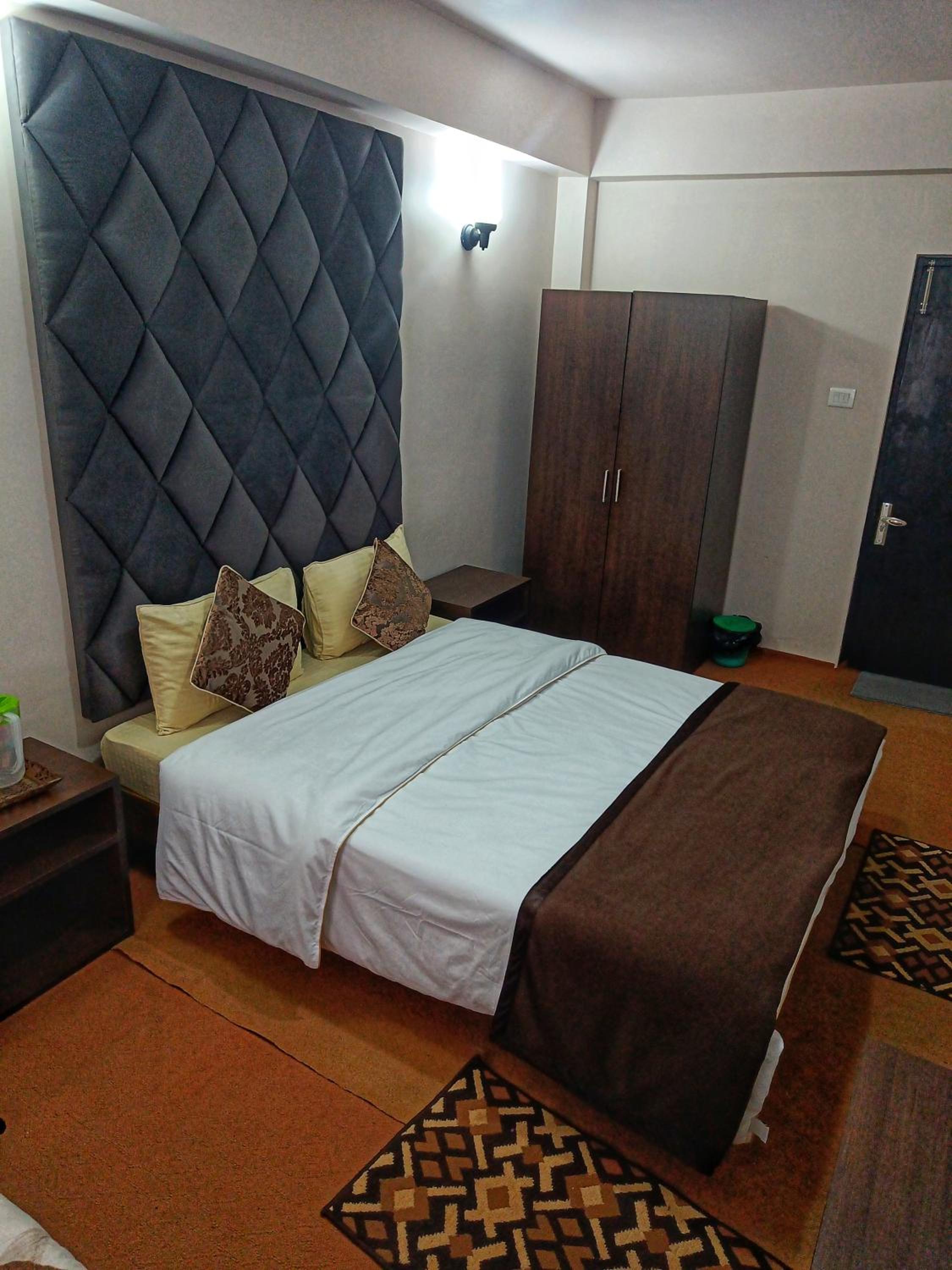 Deluxe Double Room (2 Adults + 1 Child) - Photo 3