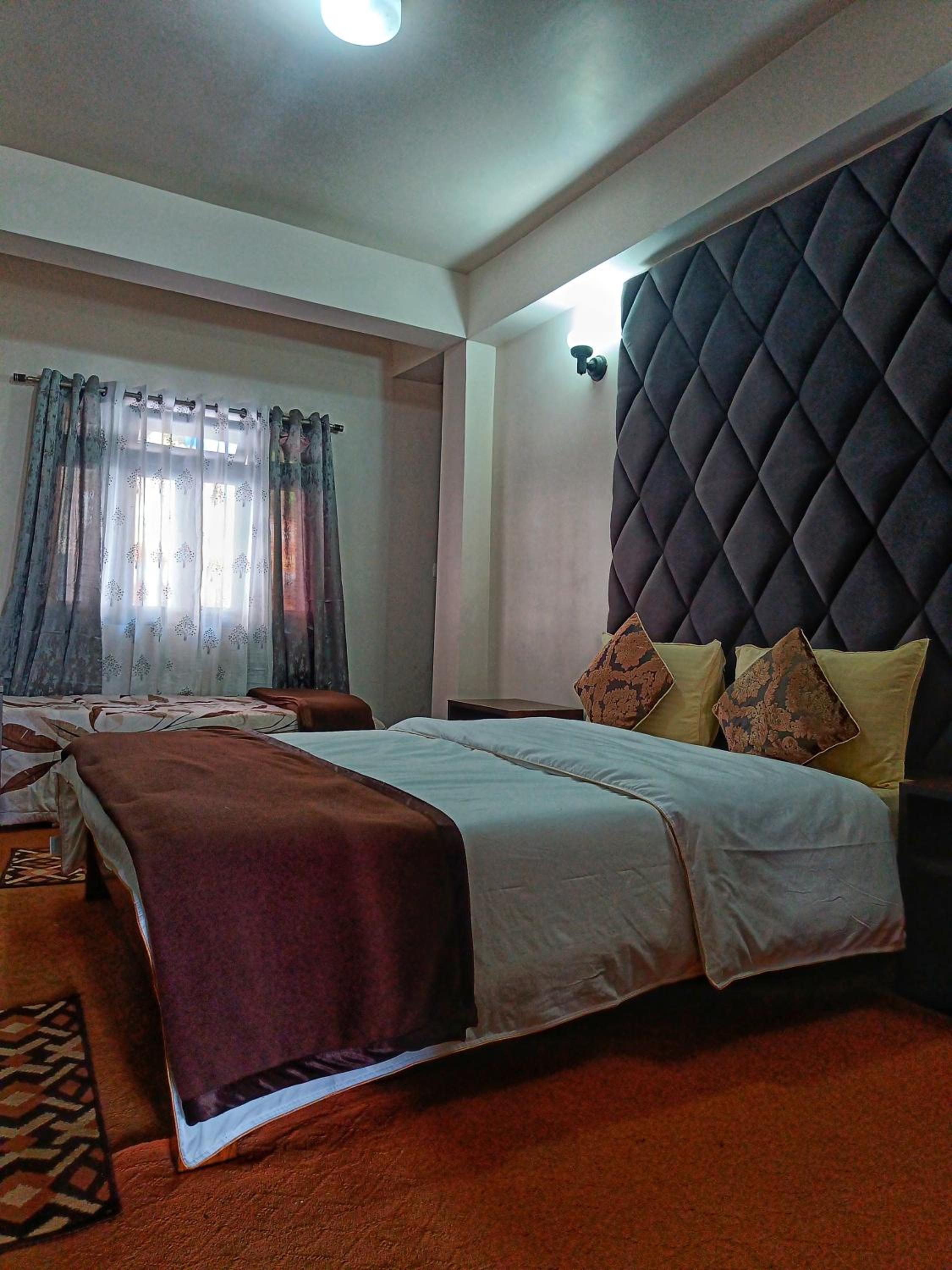 Deluxe Double Room (2 Adults + 1 Child) - Photo 6