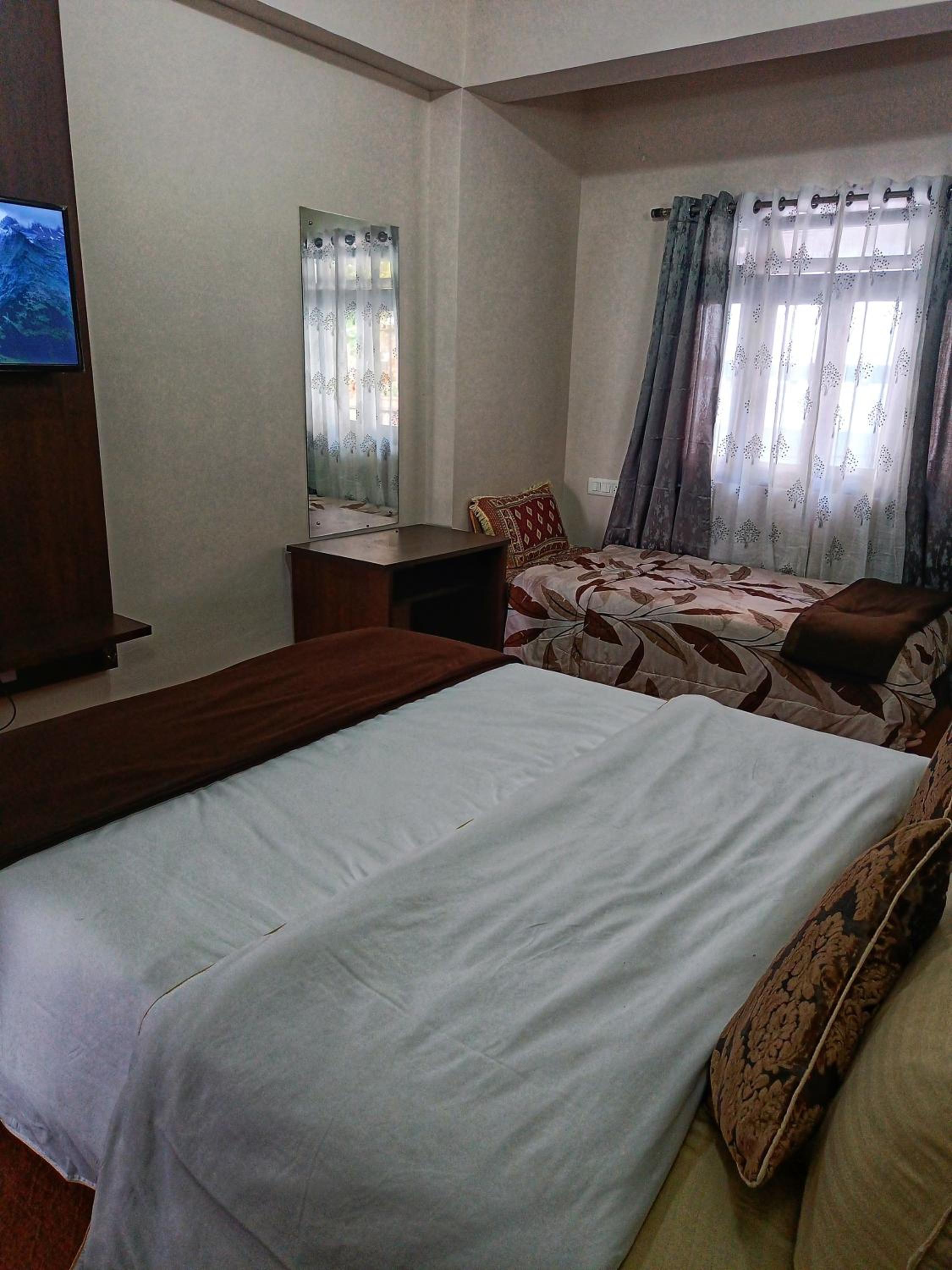 Deluxe Double Room (2 Adults + 1 Child) - Photo 5