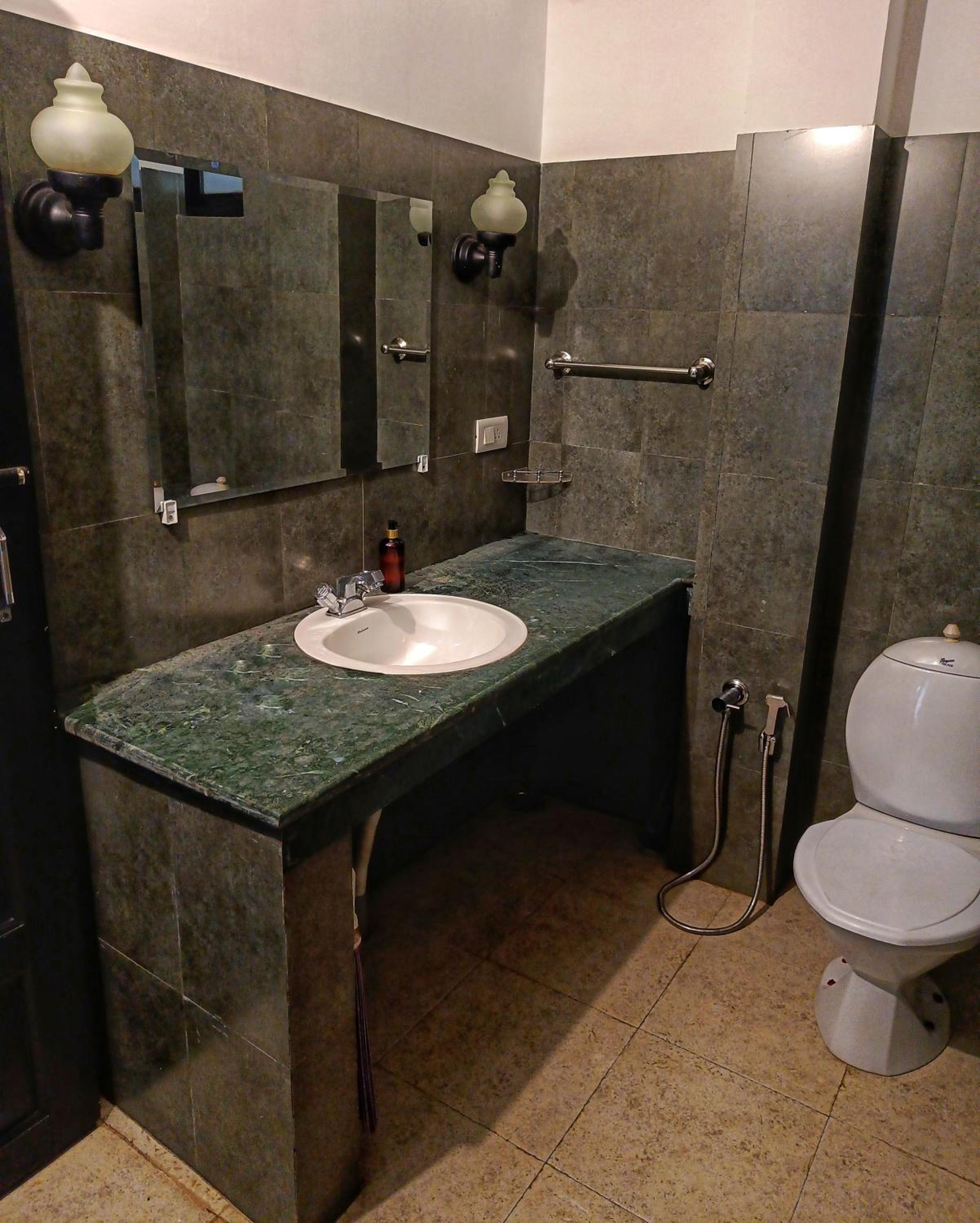 Deluxe Double Room (2 Adults + 1 Child) - Photo 8