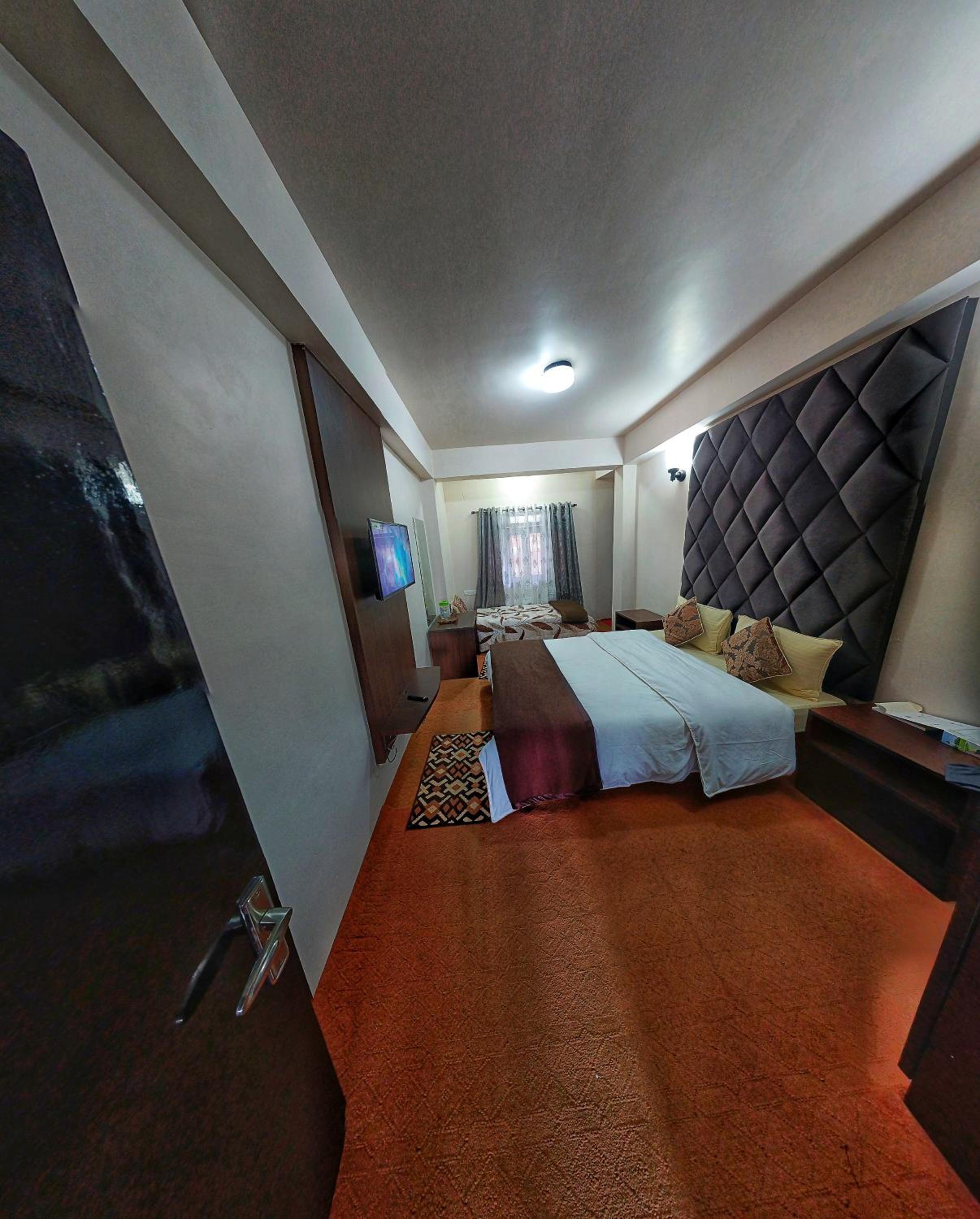 Deluxe Double Room (2 Adults + 1 Child) - Photo 11