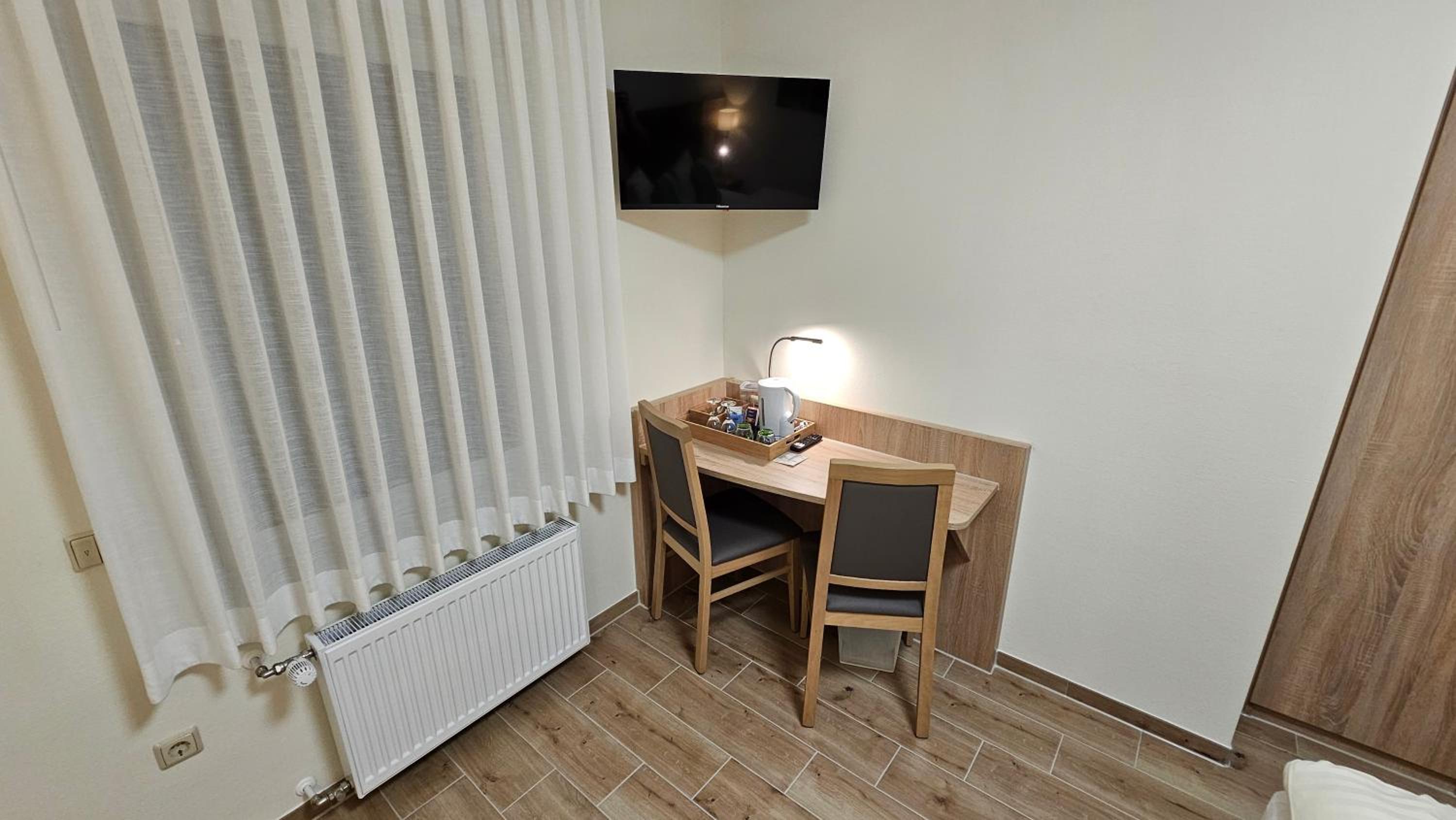 Double Room with Private Bathroom - Photo 9