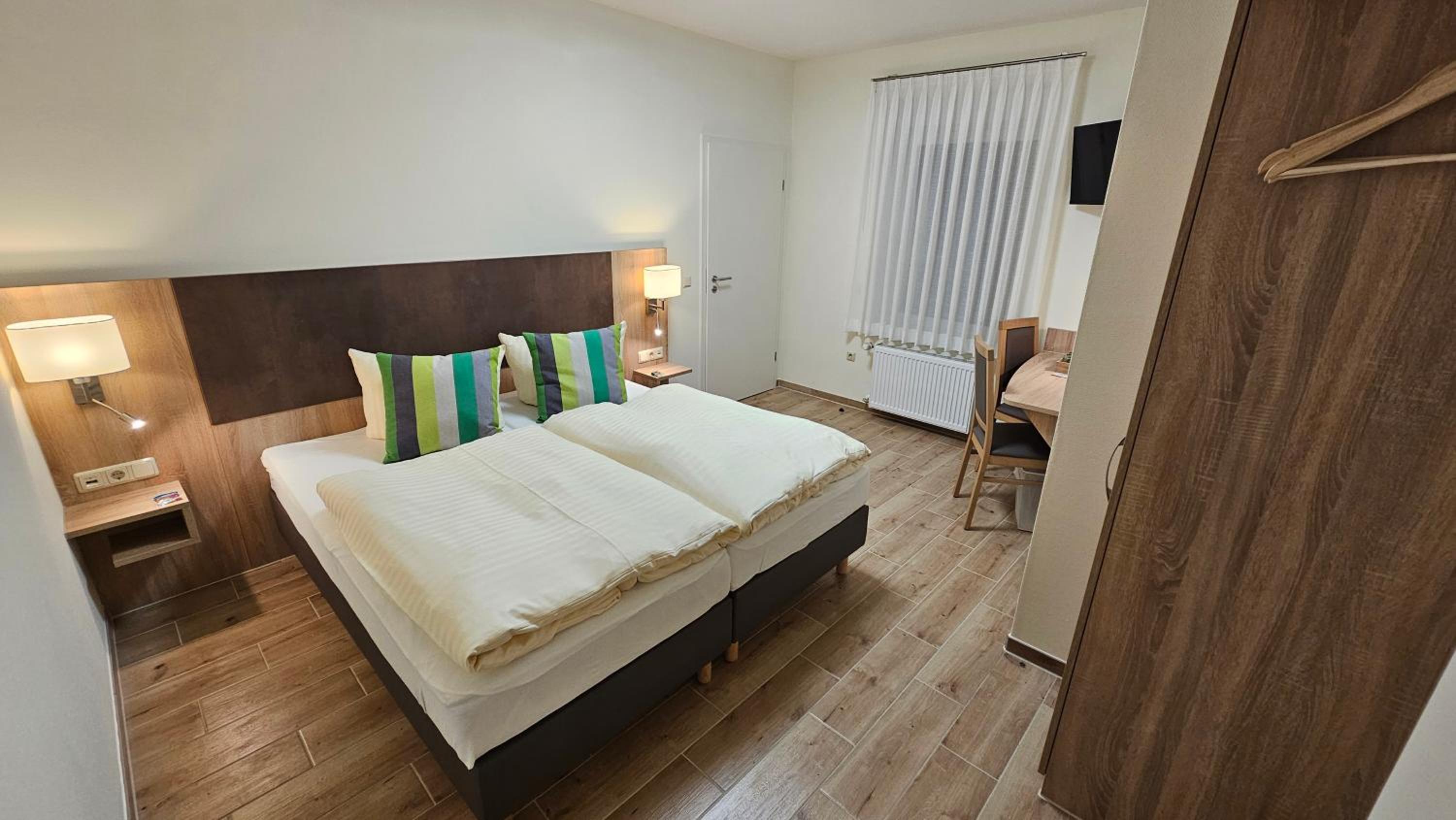 Double Room with Private Bathroom - Photo 10