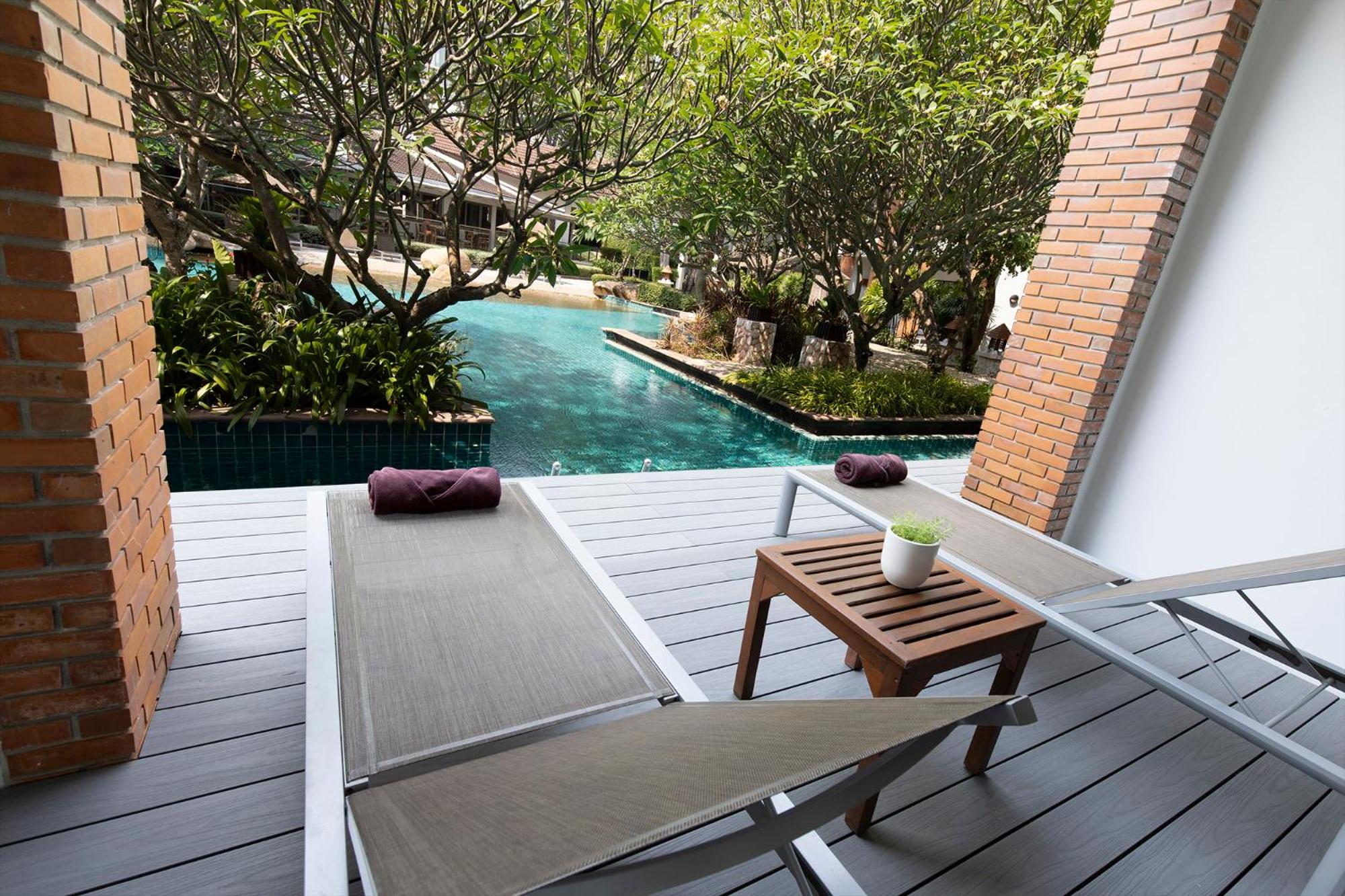 Deluxe Double or Twin Room with Pool Access photo 3