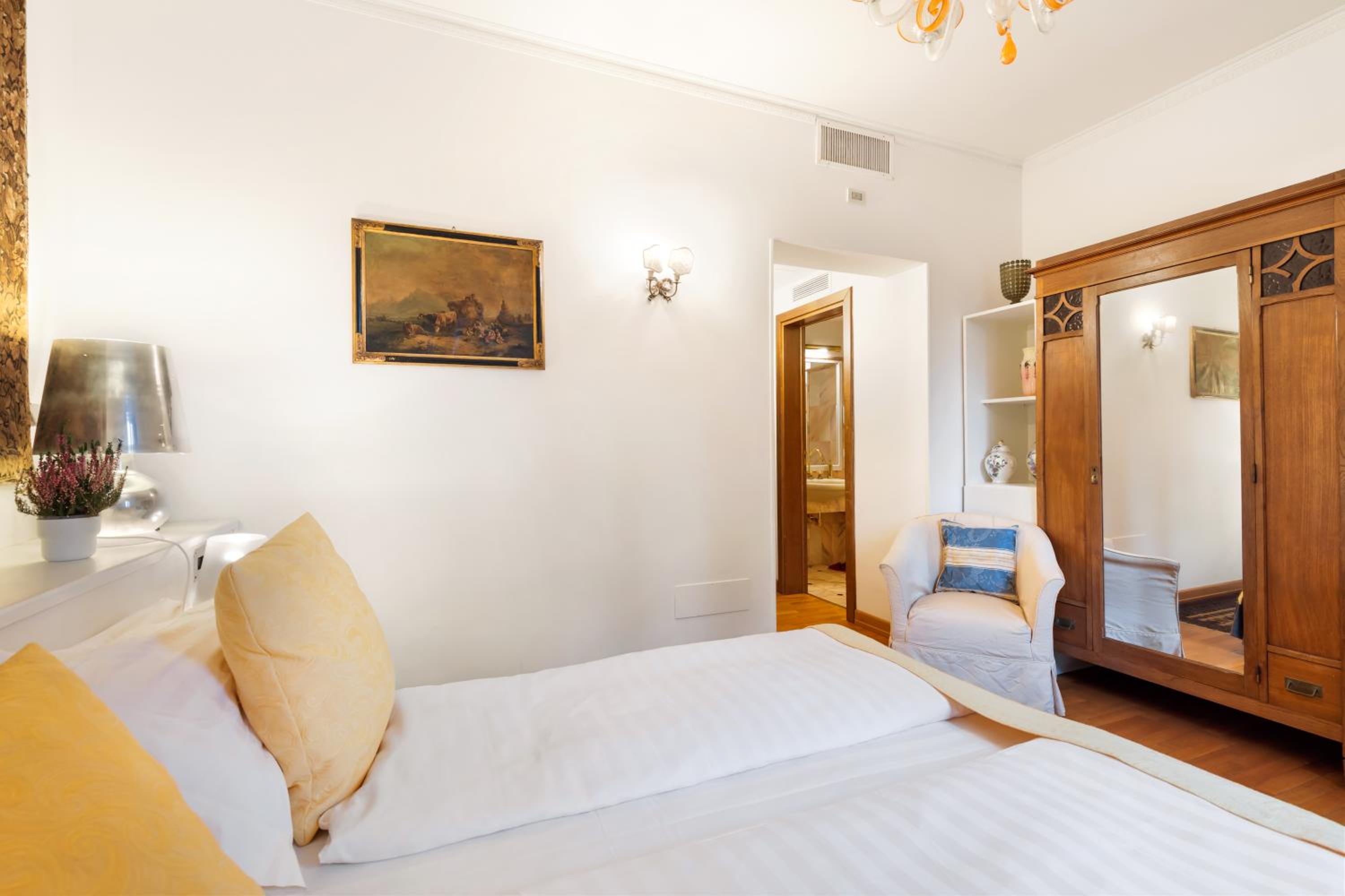 Standard Double Room - Photo 8