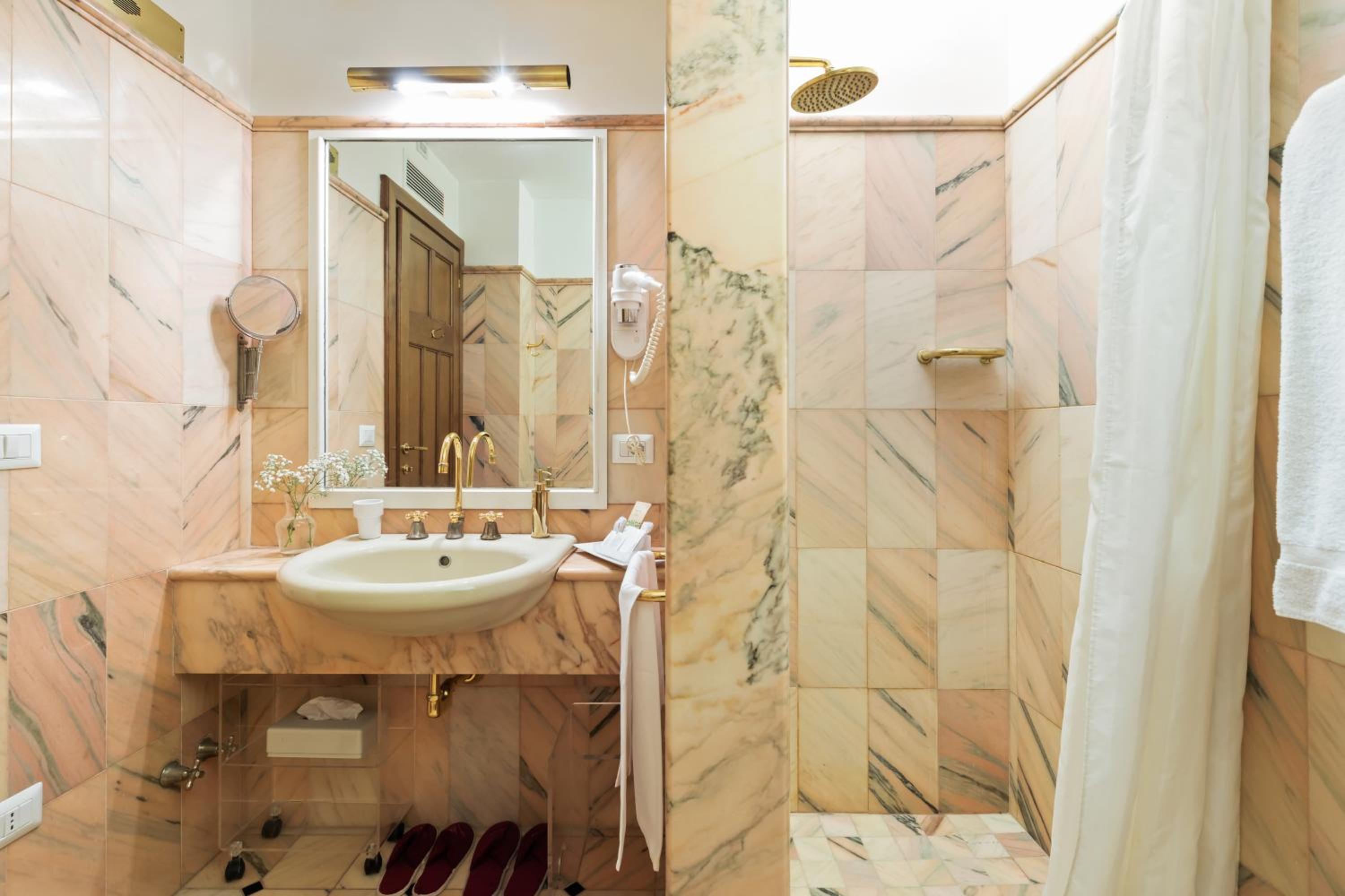 Standard Double Room - Photo 10
