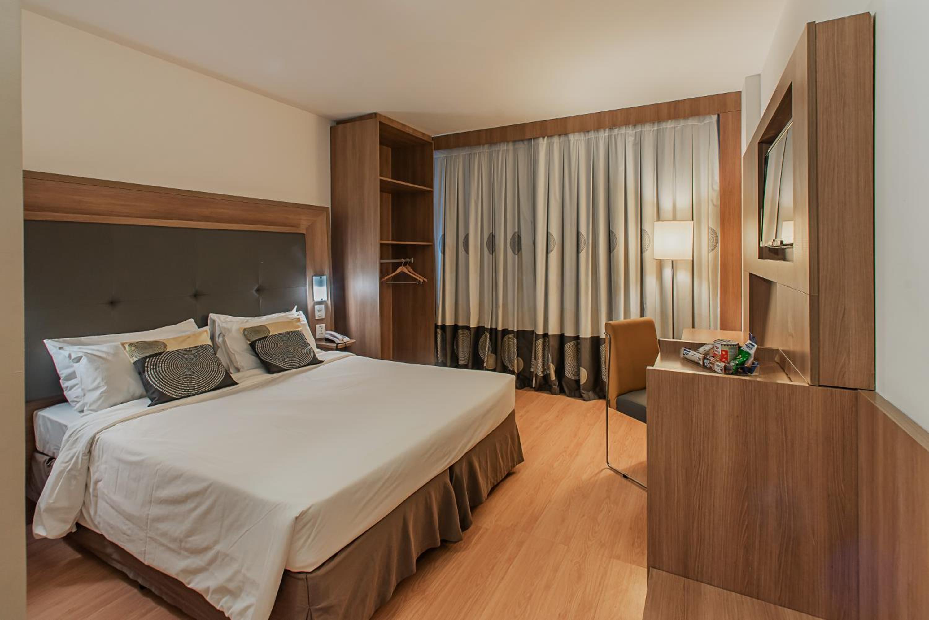 Double Room with Roll-In Shower - Mobility Accessible/Non-Smoking