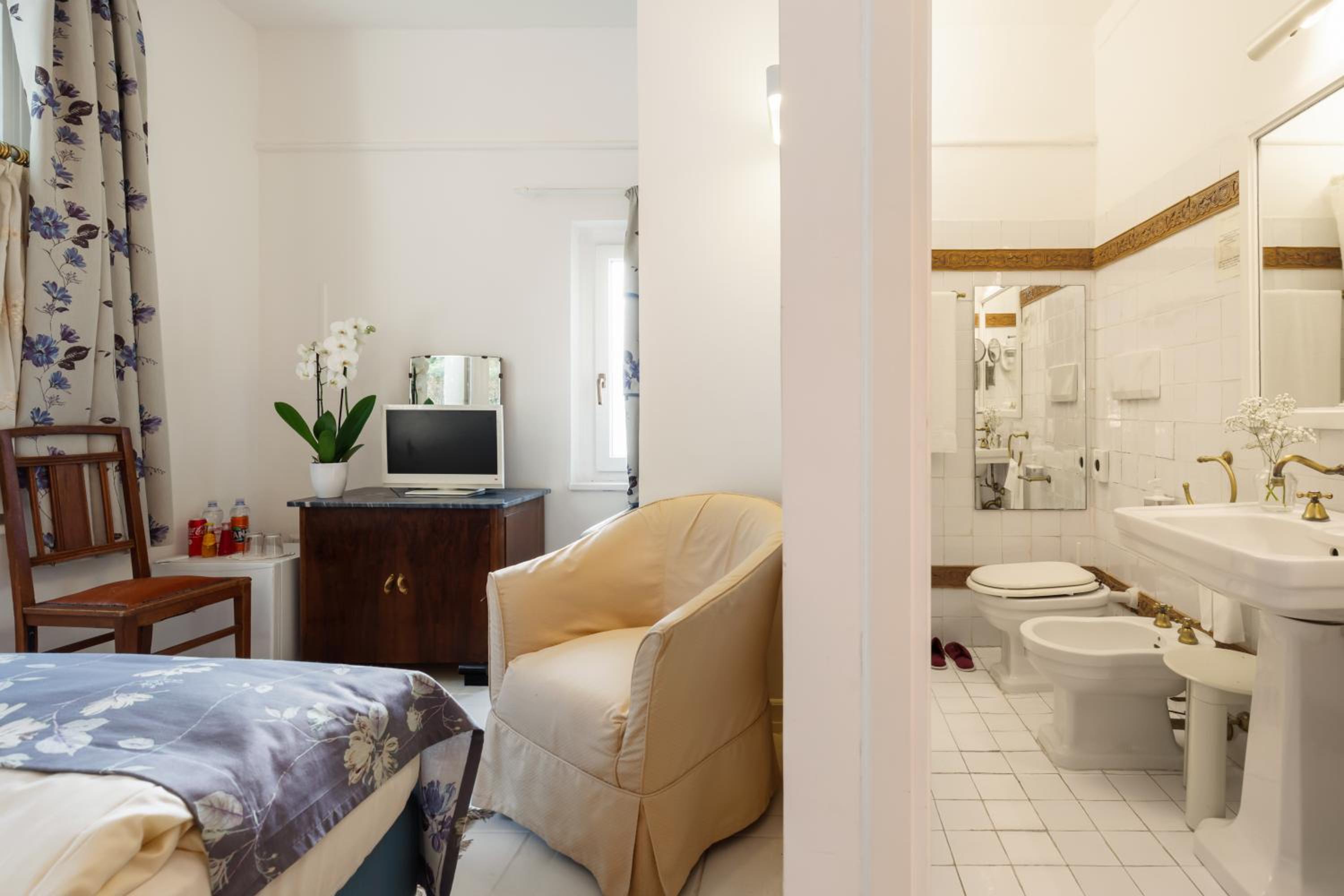 Standard Double Room - Photo 3