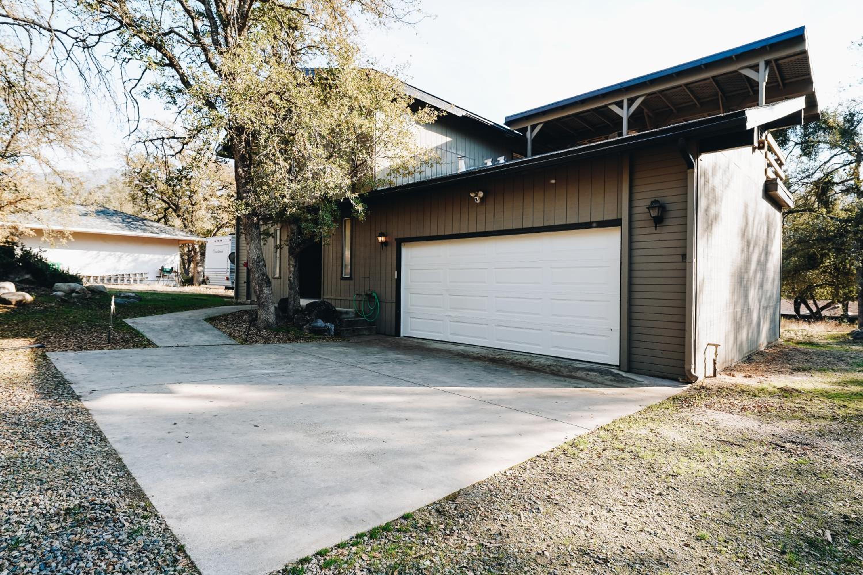 Three-Bedroom House - Photo 4