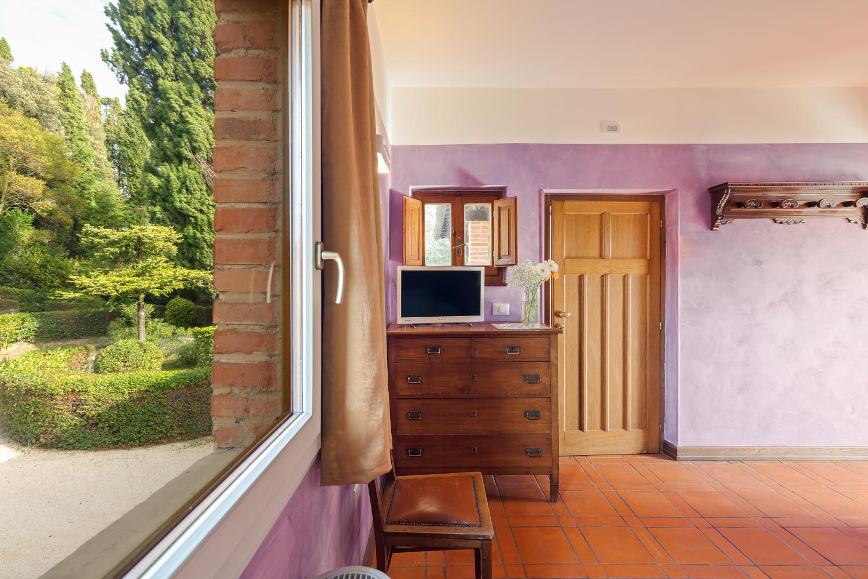 Family Room with Garden View - Photo 4
