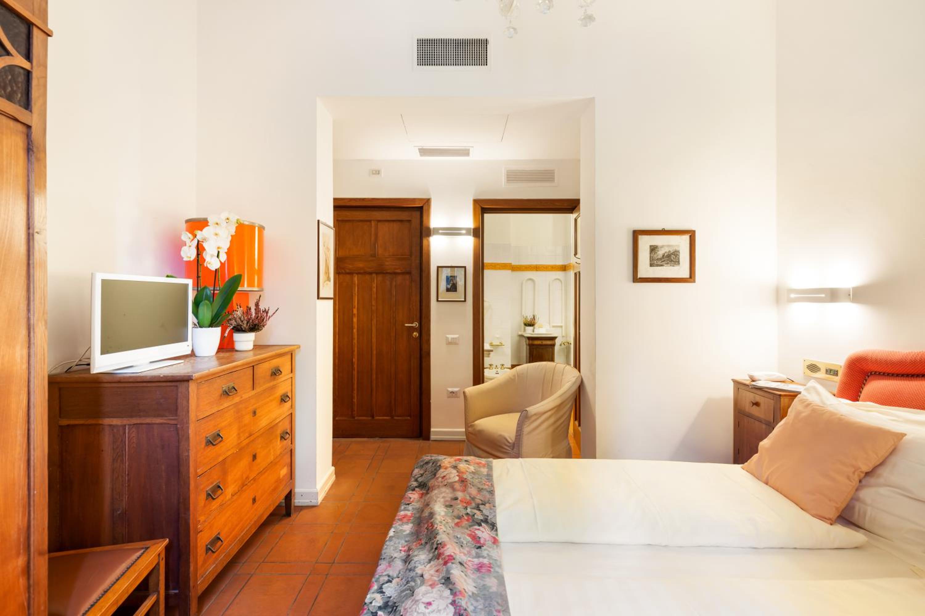Standard Double Room - Photo 15