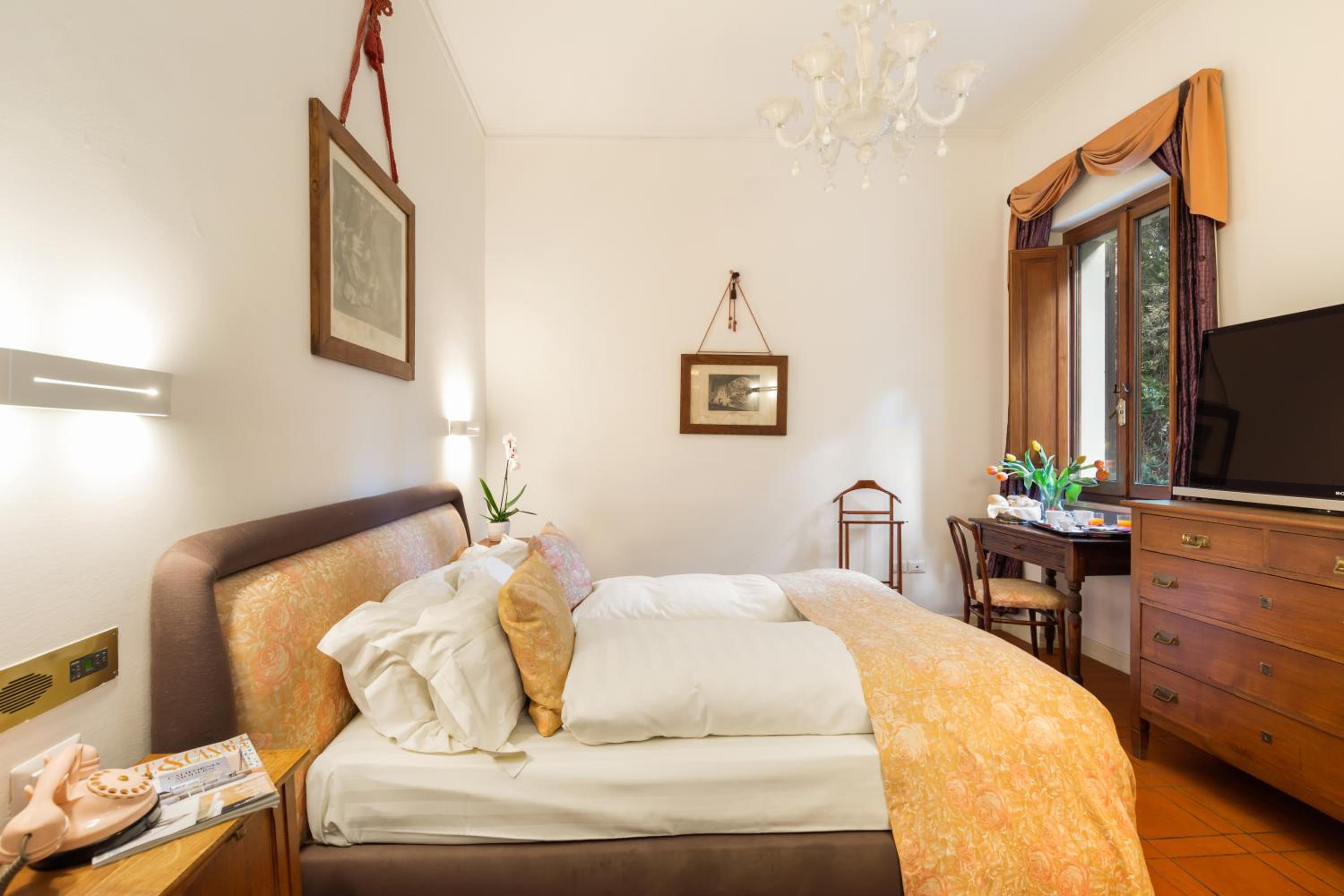 Standard Double Room - Photo 9