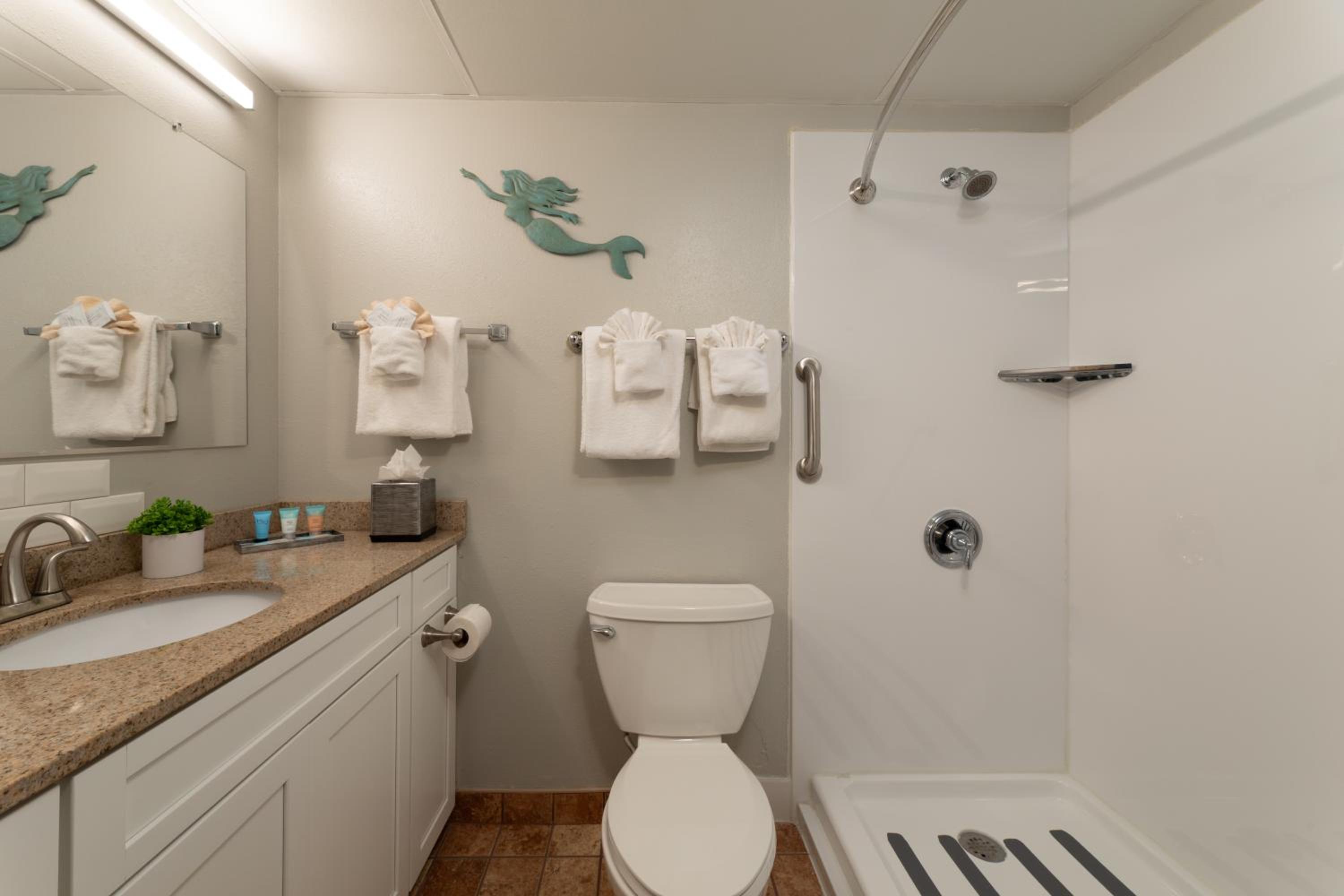 2 Queen Beds Lakeview - Upper Floor - Balcony - 3rd - 5th Floor with unobstructed view photo 2
