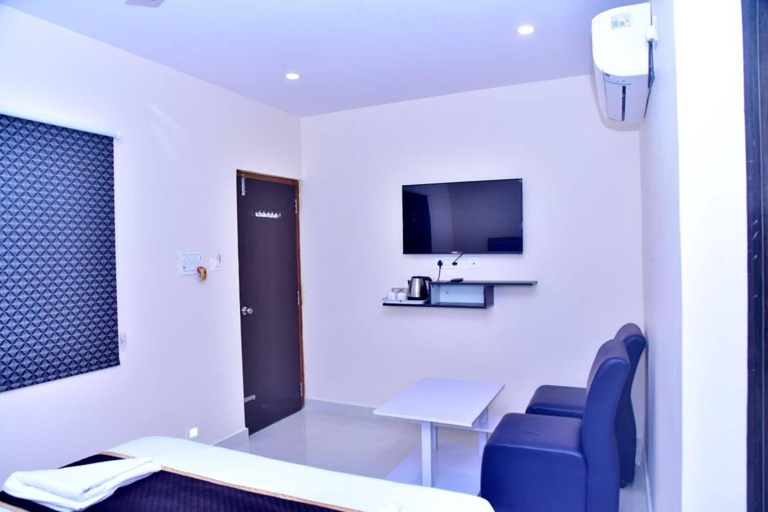 Deluxe Double Room (2 Adults + 1 Child)