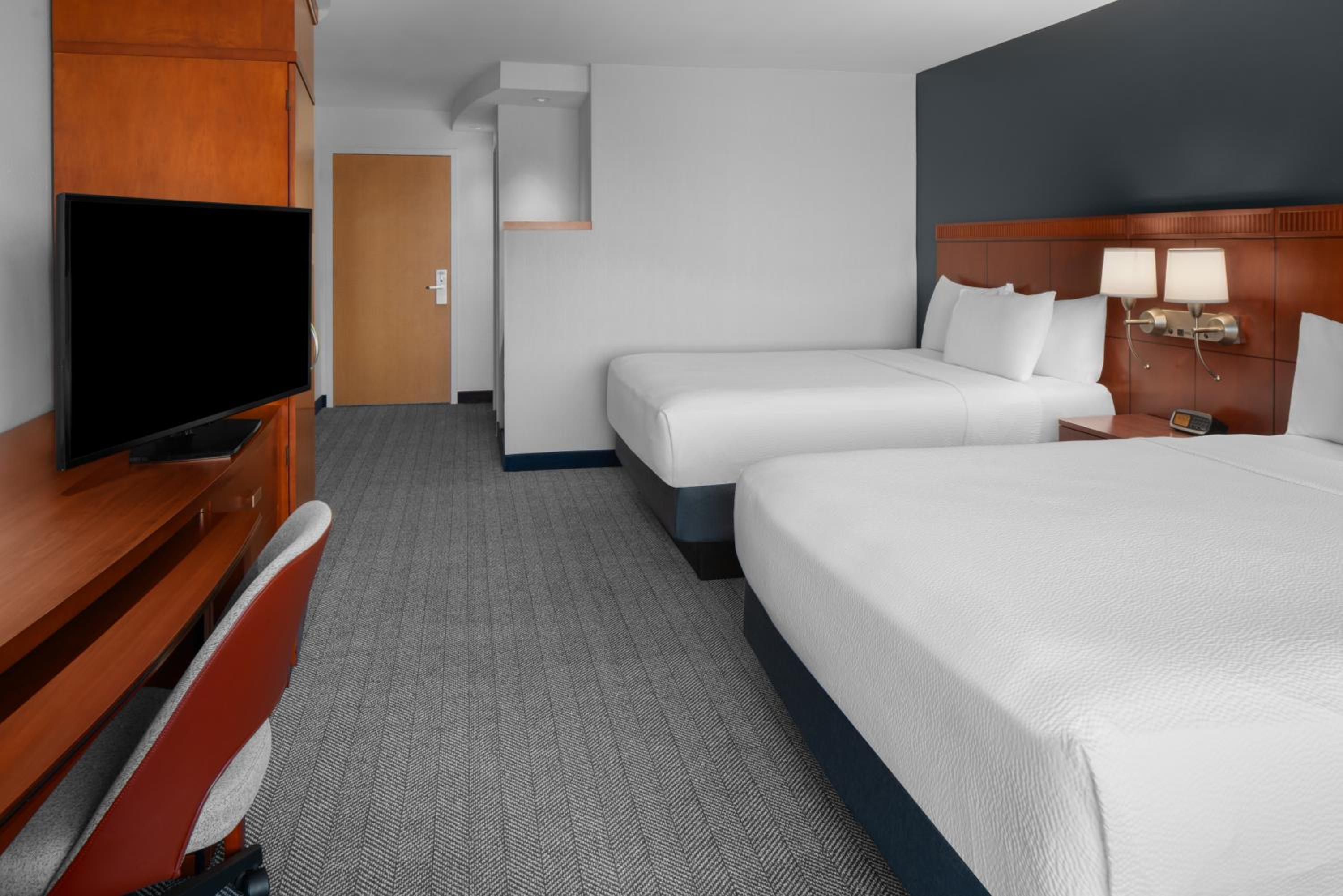 Queen Room with Two Queen Beds - Photo 8