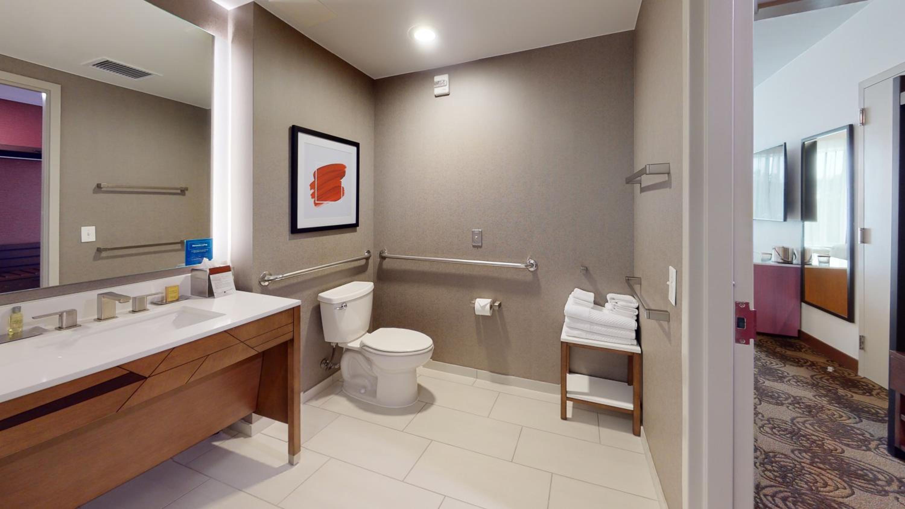 King Room with Accessible Tub - Mobility and Hearing Access/Non-Smoking - Photo 5