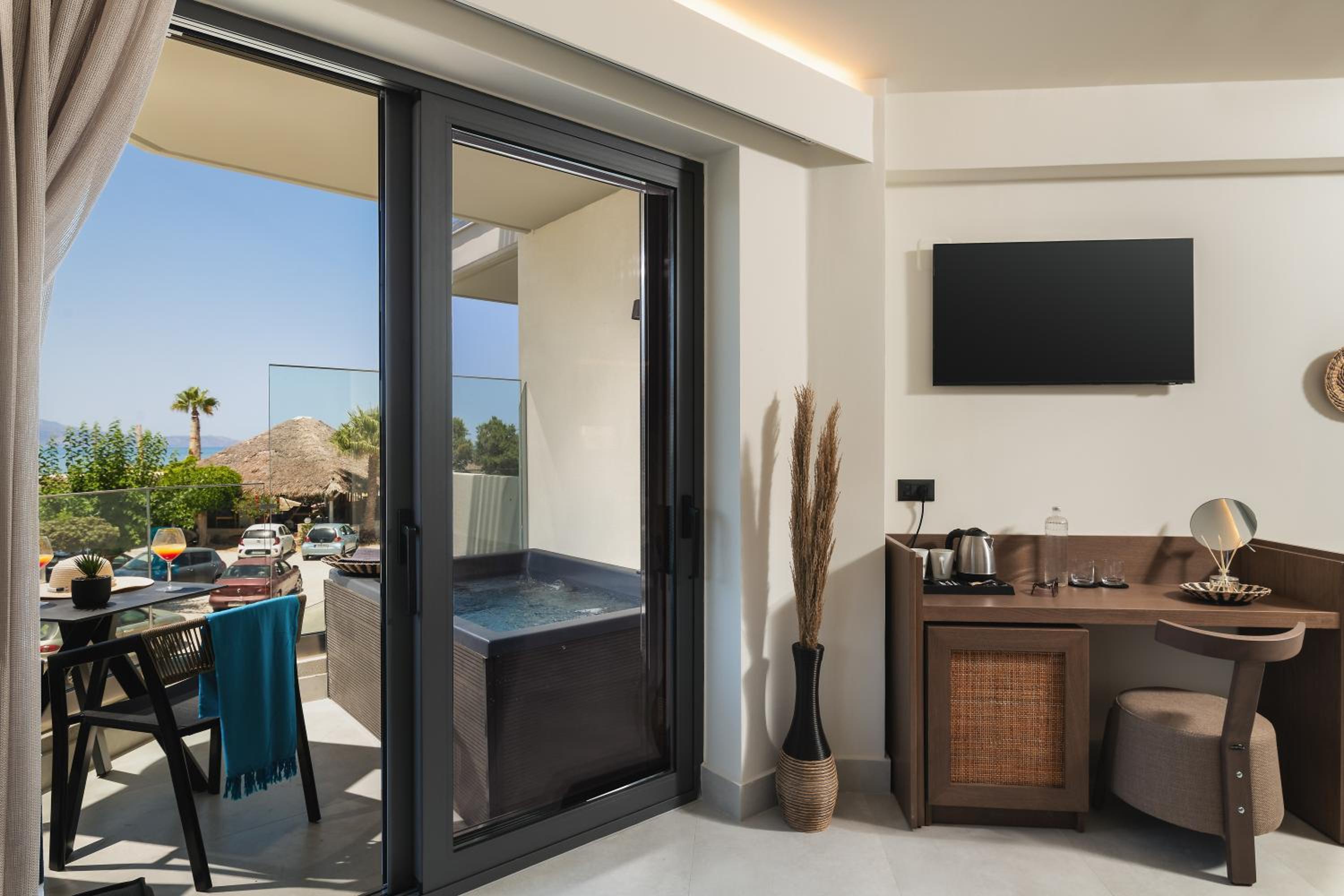 Deluxe Maisonette with Outdoor Hot Tubs