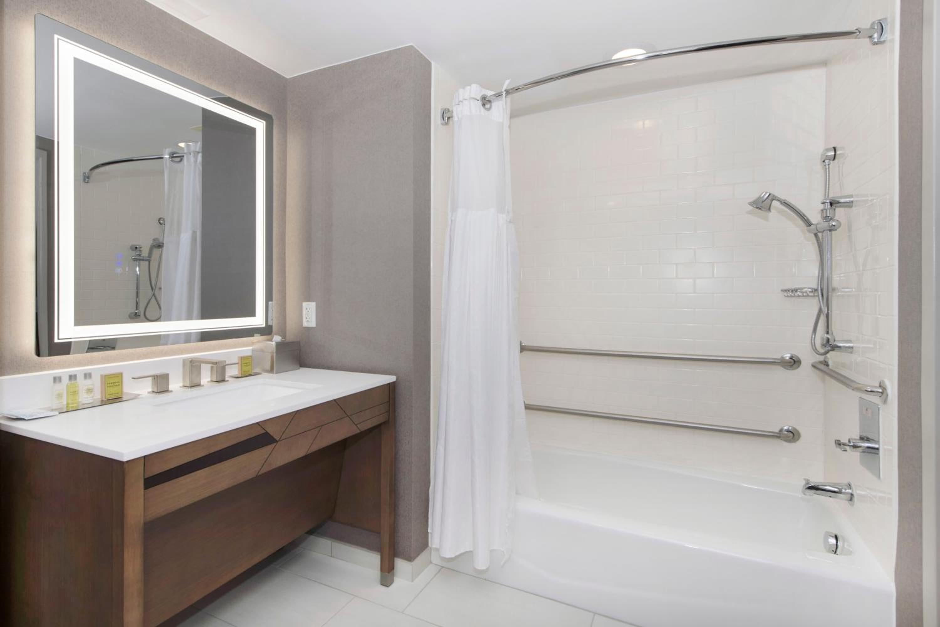 King Room with Accessible Tub - Mobility and Hearing Access/Non-Smoking - Photo 6