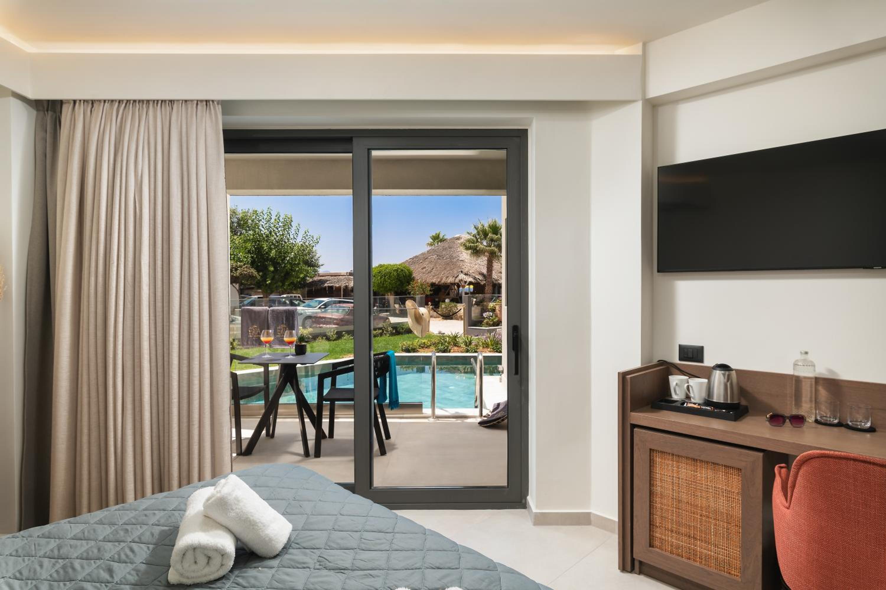 Deluxe Room with Outdoor Hot Tub - Photo 1