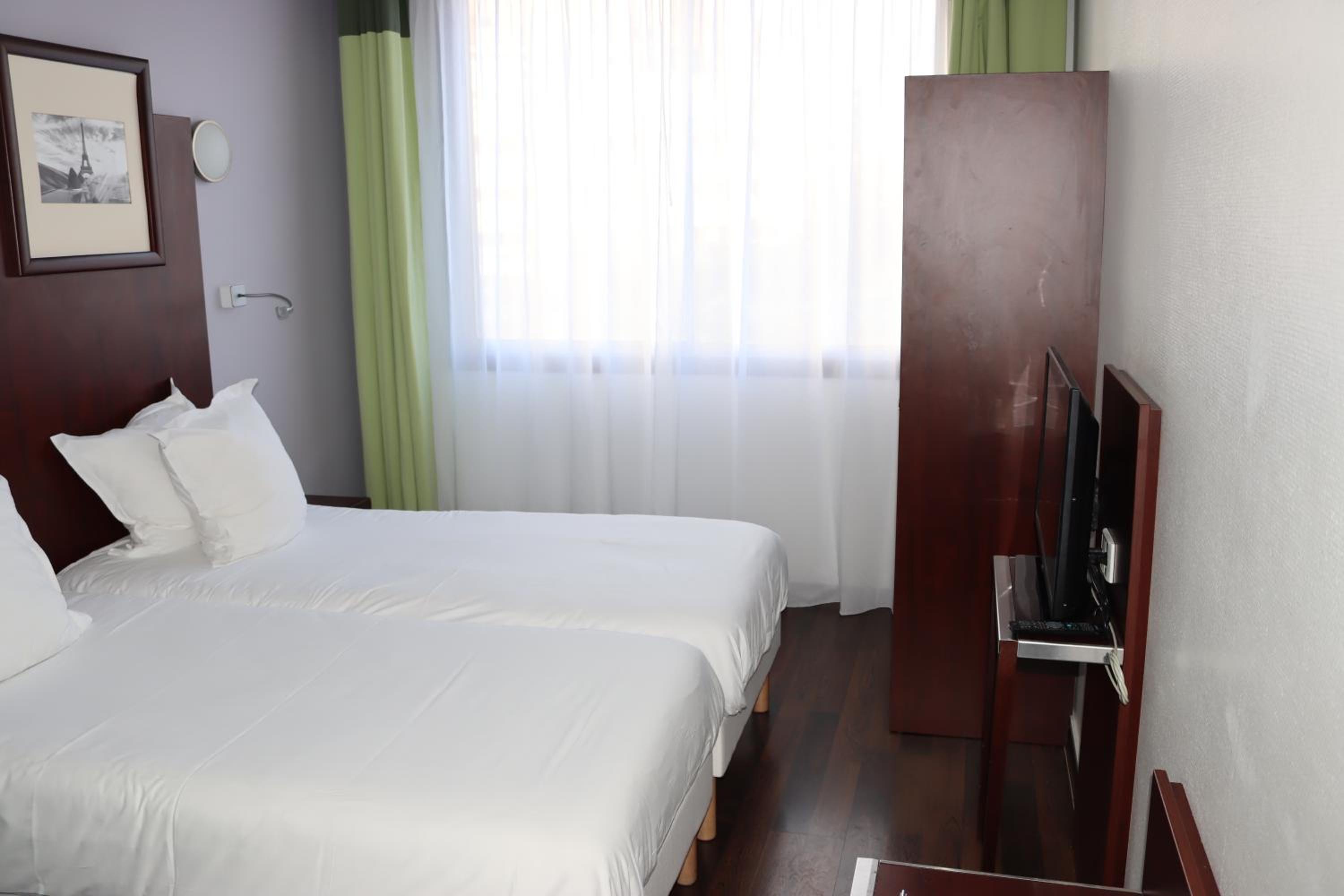 Twin Room - Photo 2
