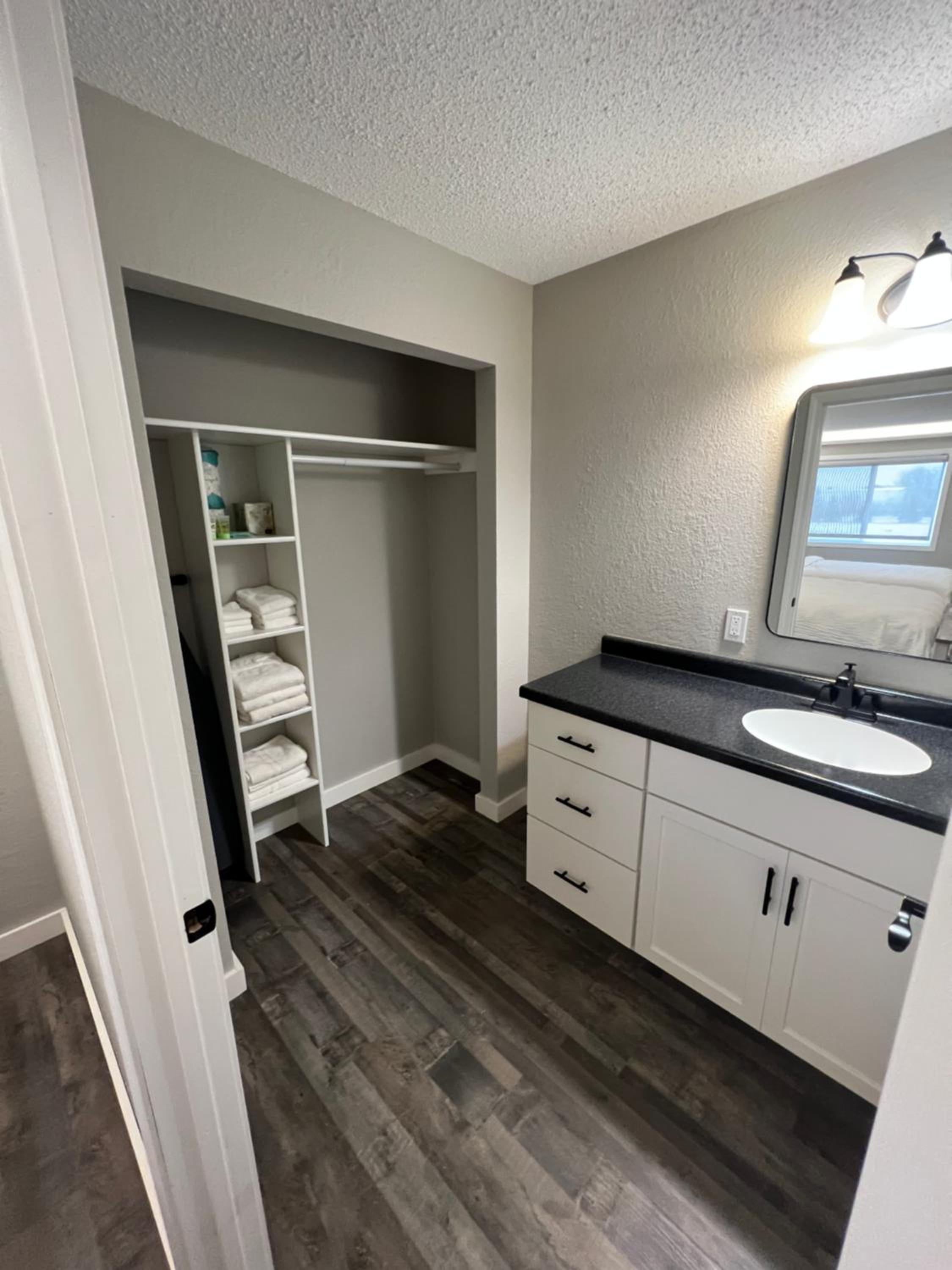 One-Bedroom Deluxe Queen Suite - Non-Smoking photo 3