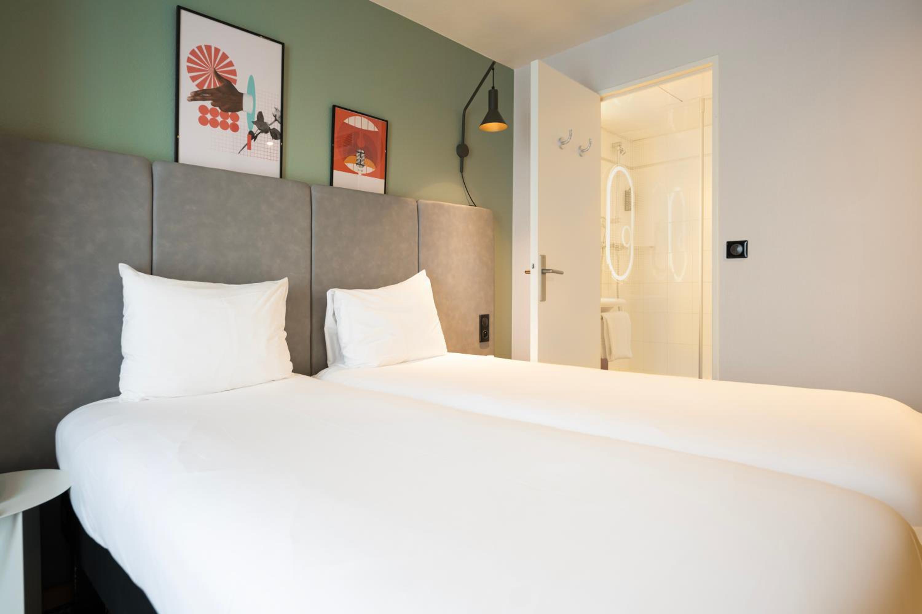 Standard Room with 2 Single Beds thumbnail 5