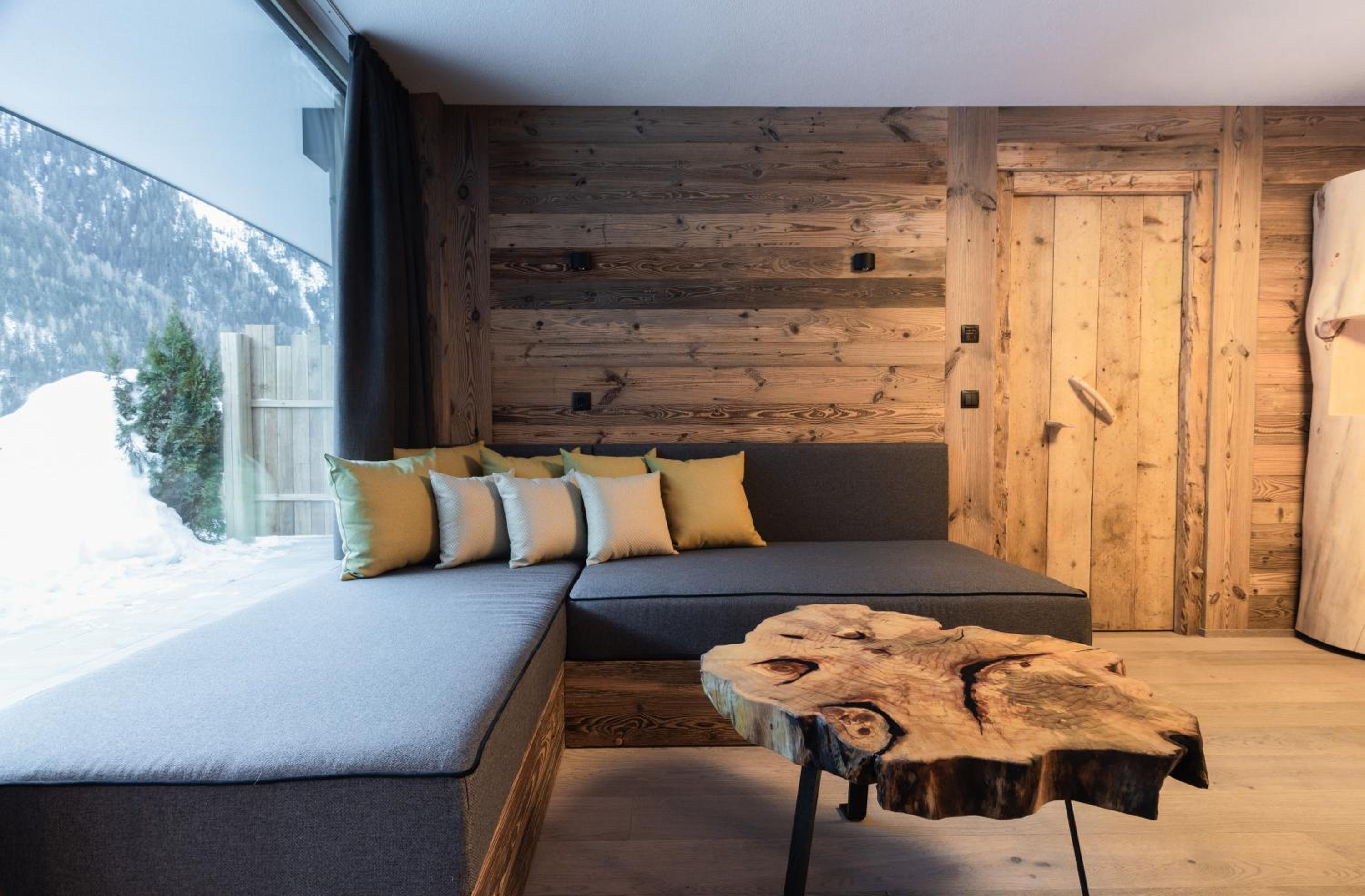Two-Bedroom Deluxe Apartment with Garden View