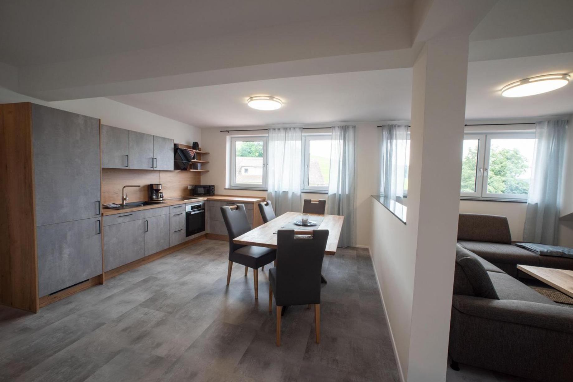 Two-Bedroom Apartment with Bath photo 2