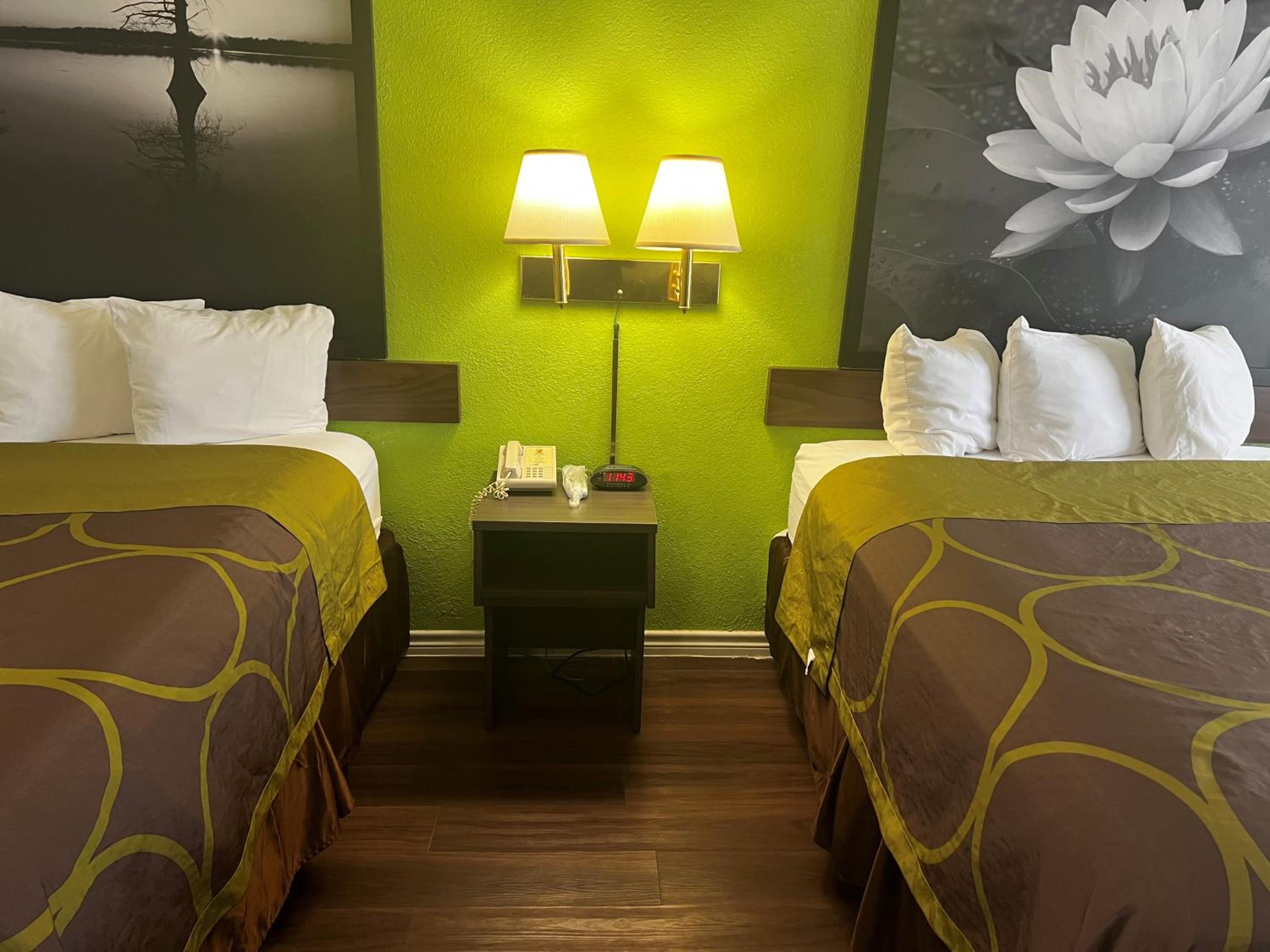 Queen Room with Two Queen Beds - Non-Smoking - Photo 3