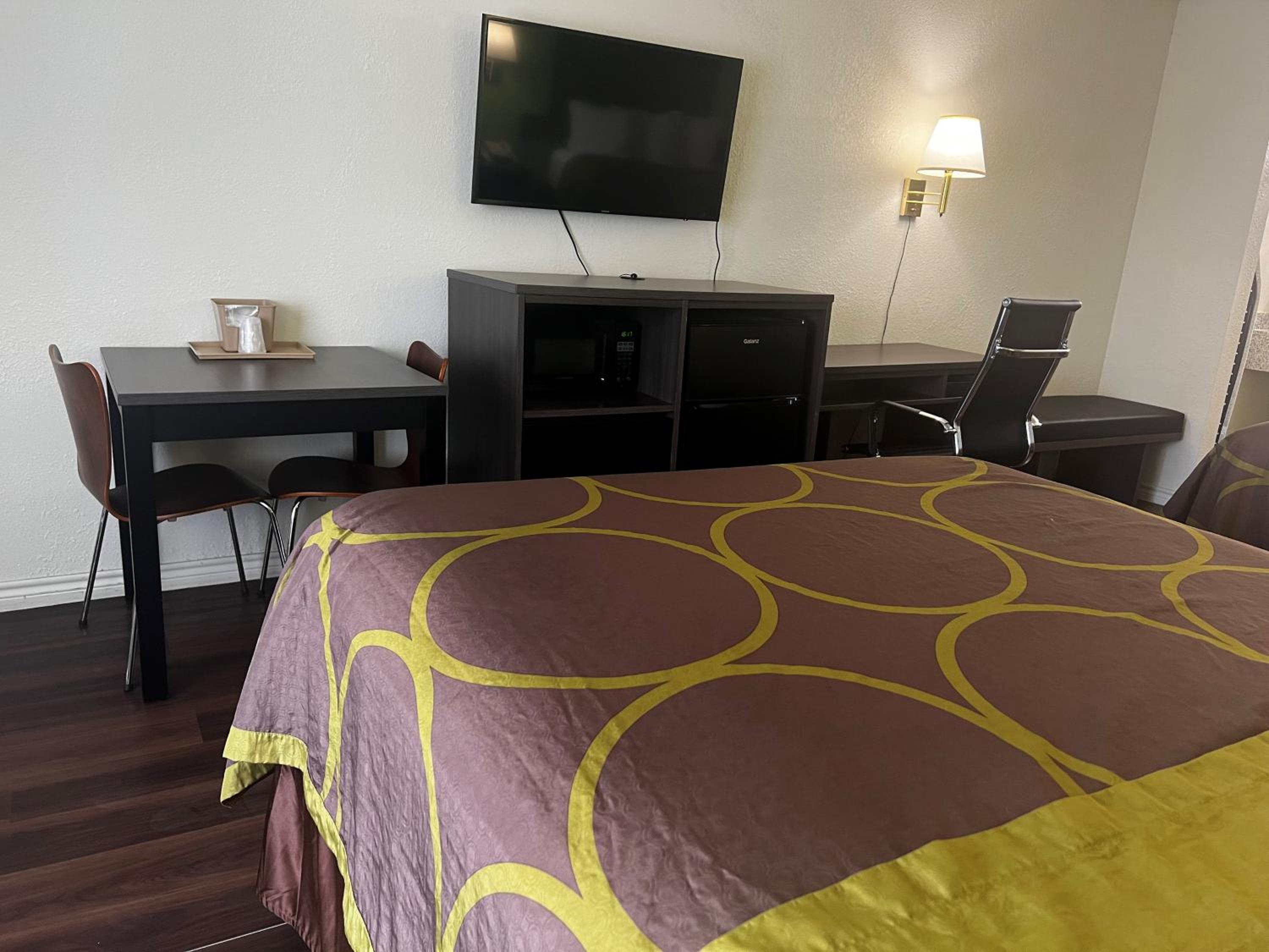 Queen Room with Two Queen Beds - Non-Smoking - Photo 6