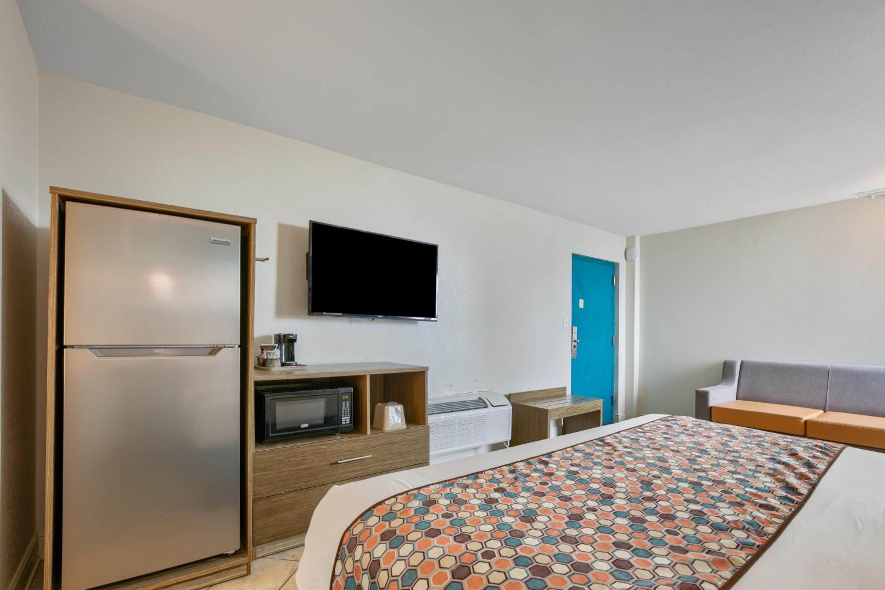 King Room with Sofa Bed - Photo 4