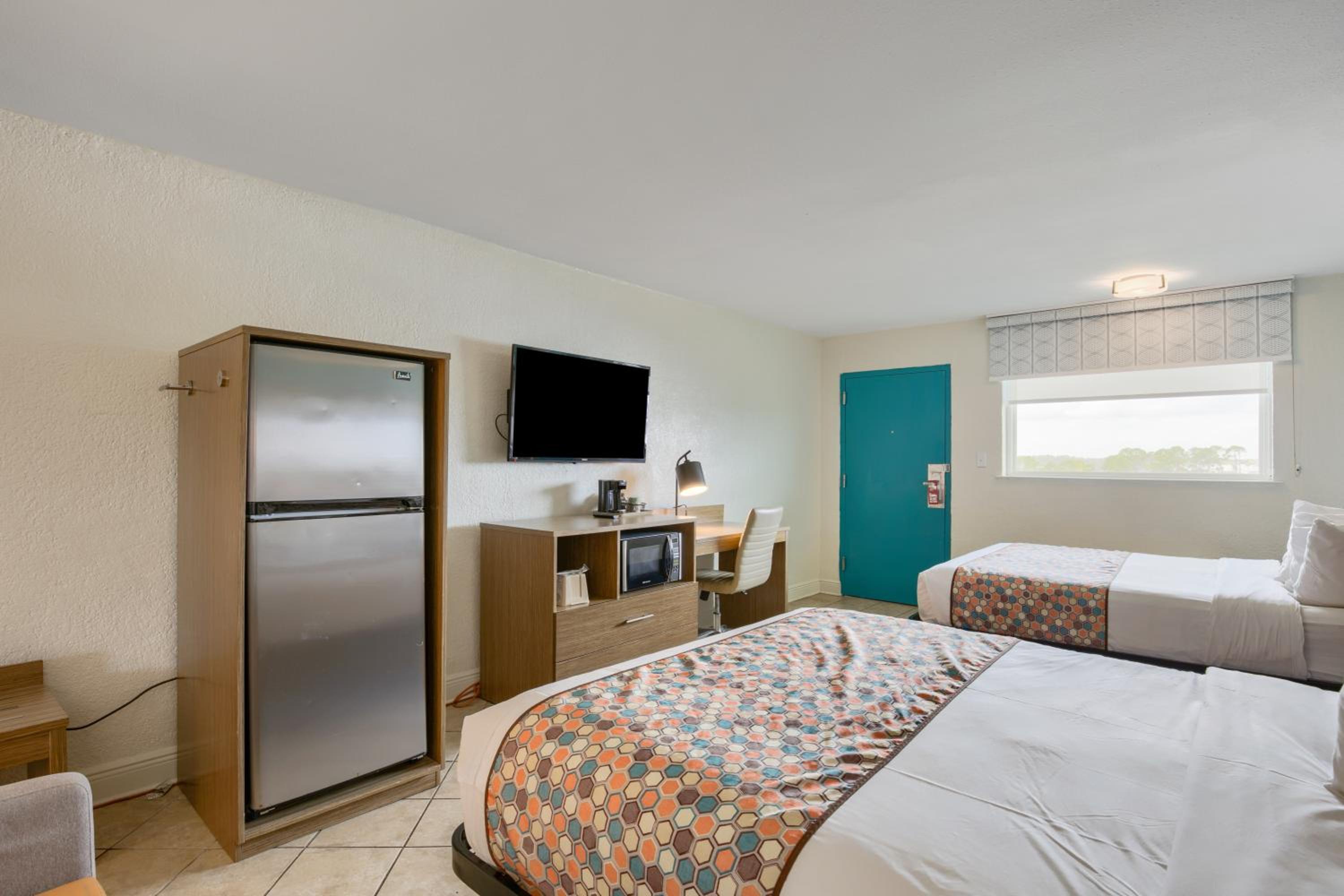 Queen Room with Two Queen Beds - Photo 2