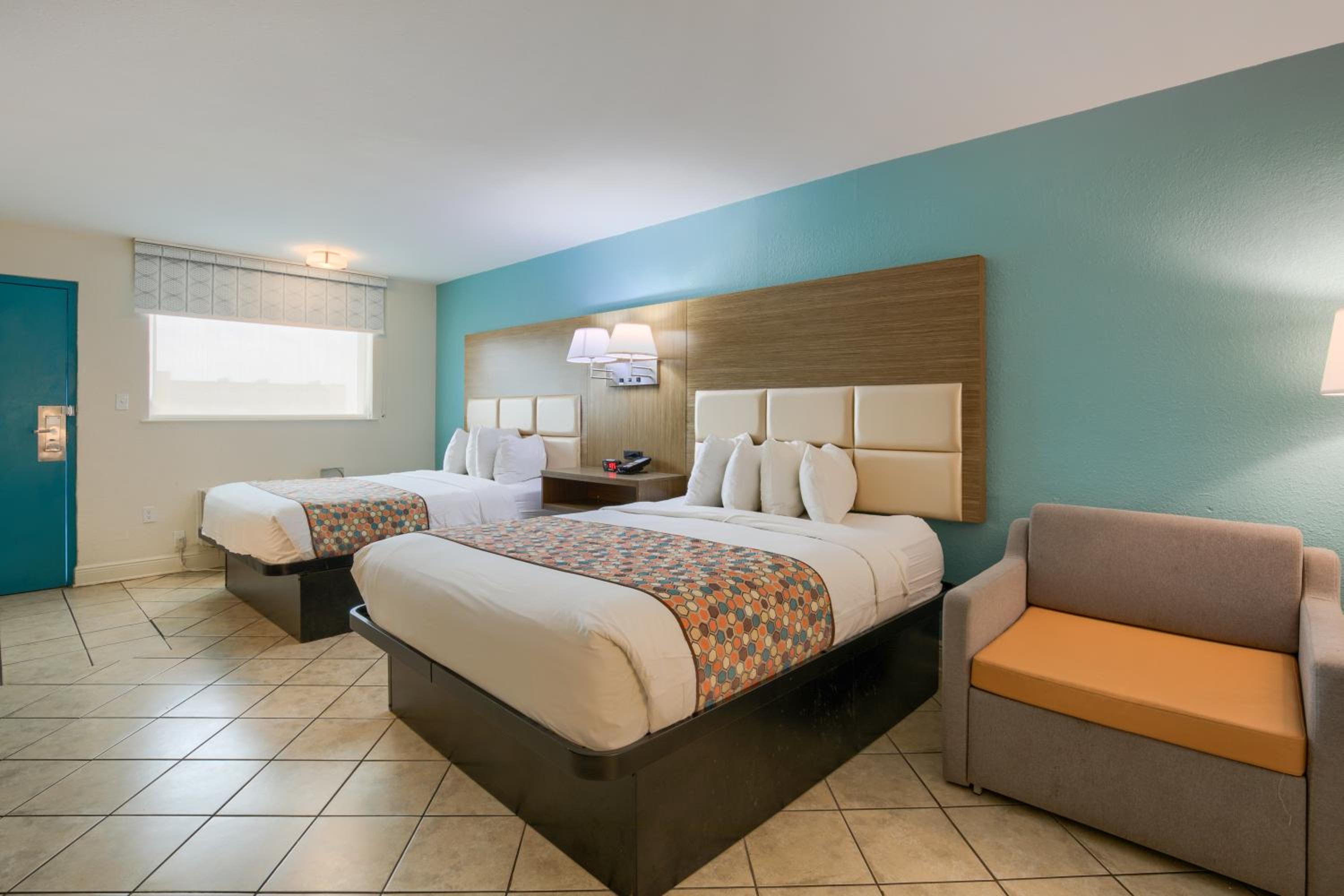 Queen Room with Two Queen Beds - Photo 3