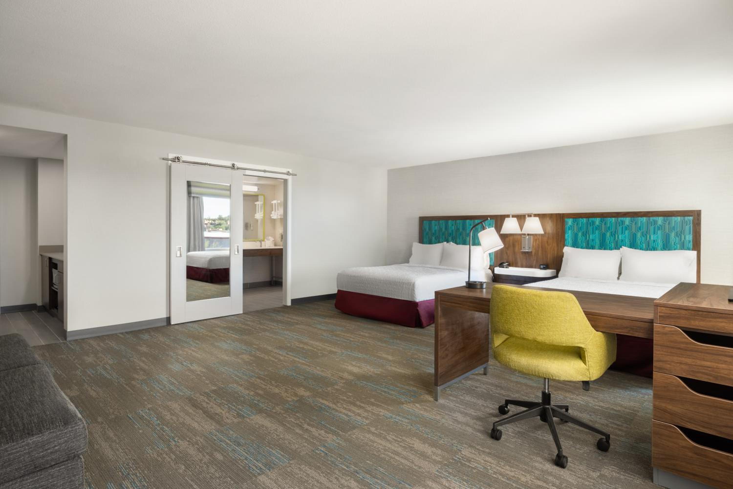 Queen Suite with Two Queen Beds and Balcony - Non-Smoking - Photo 3