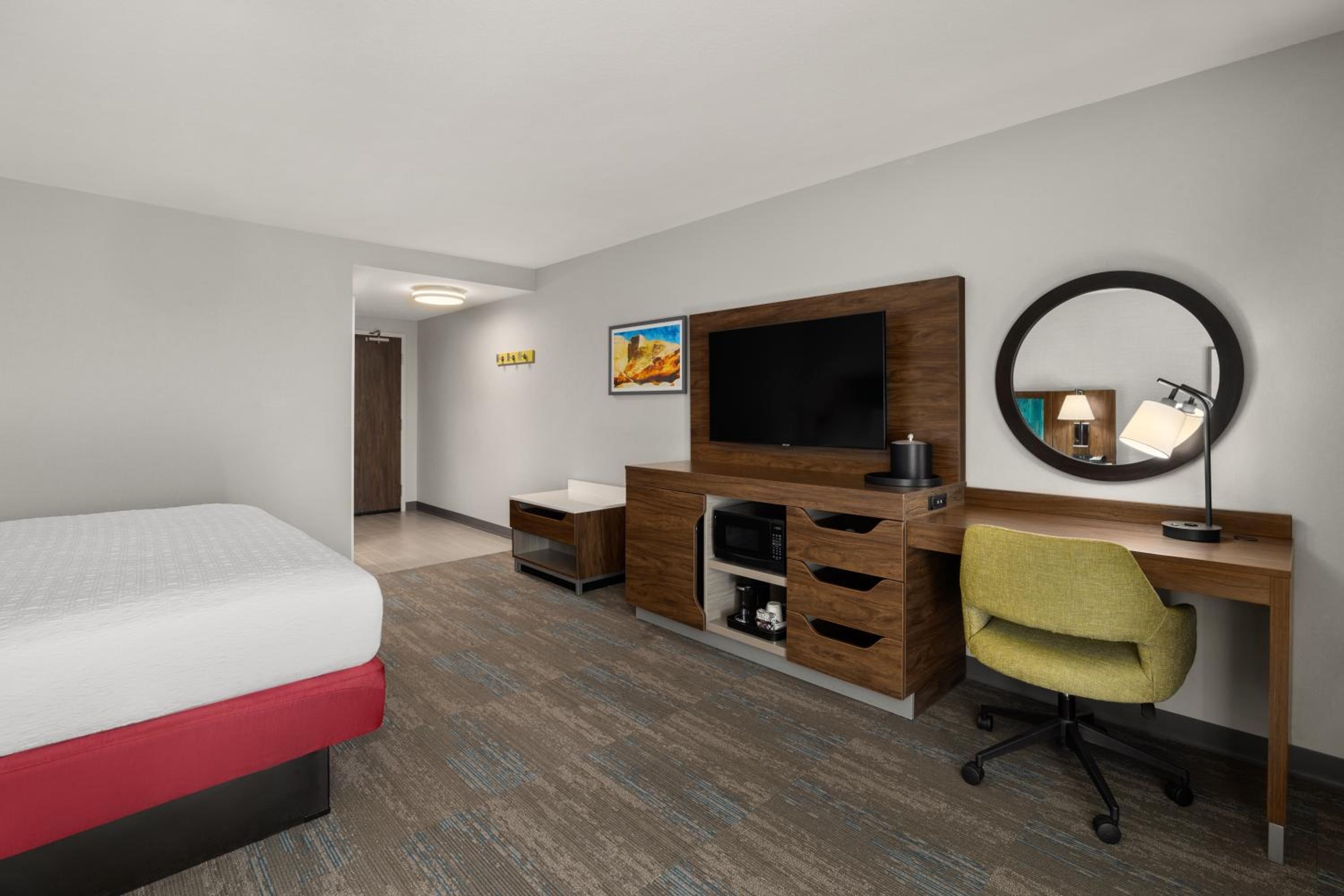 King Room with Balcony - Photo 3