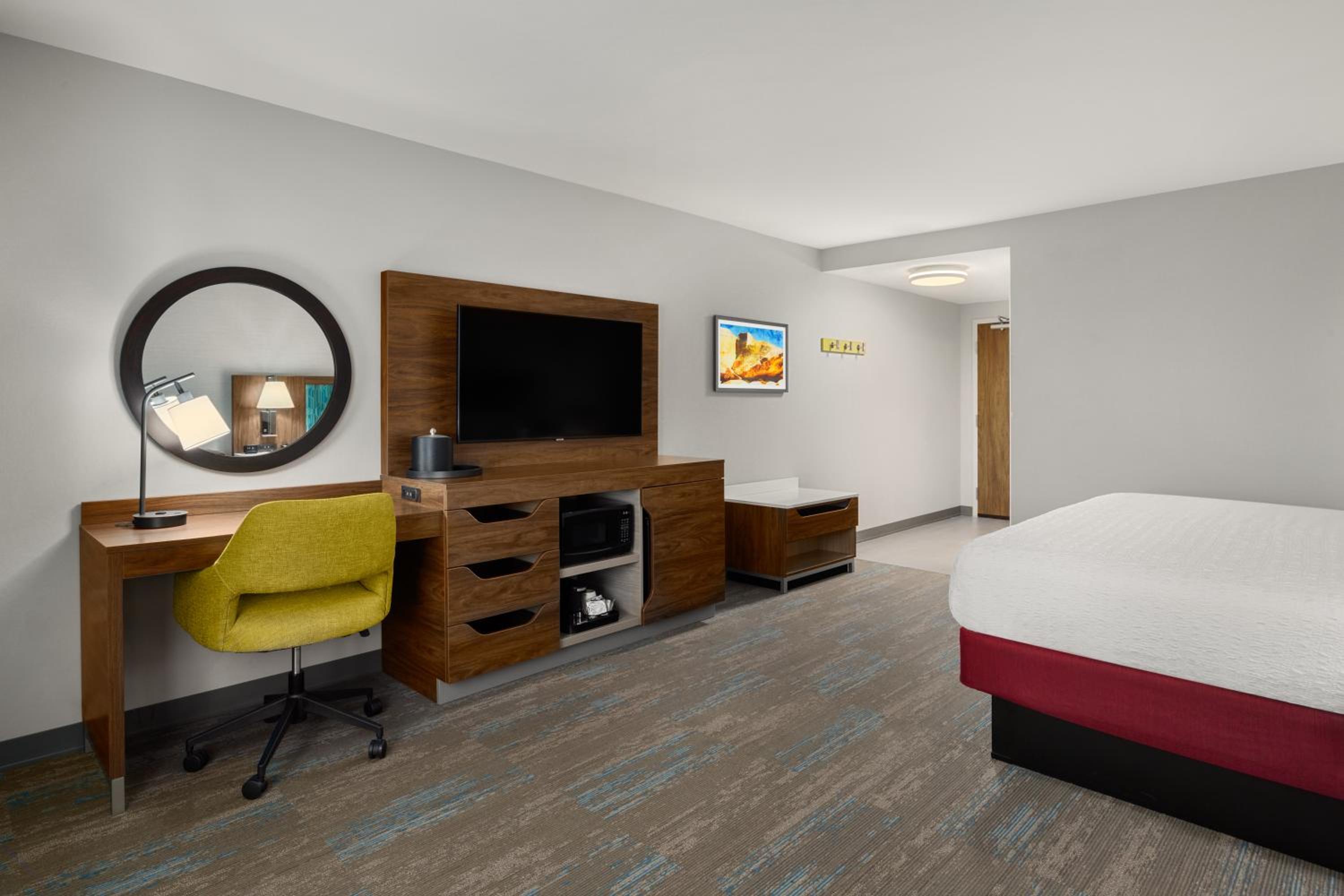 King Room with Sofa Bed - Non-Smoking - Photo 3