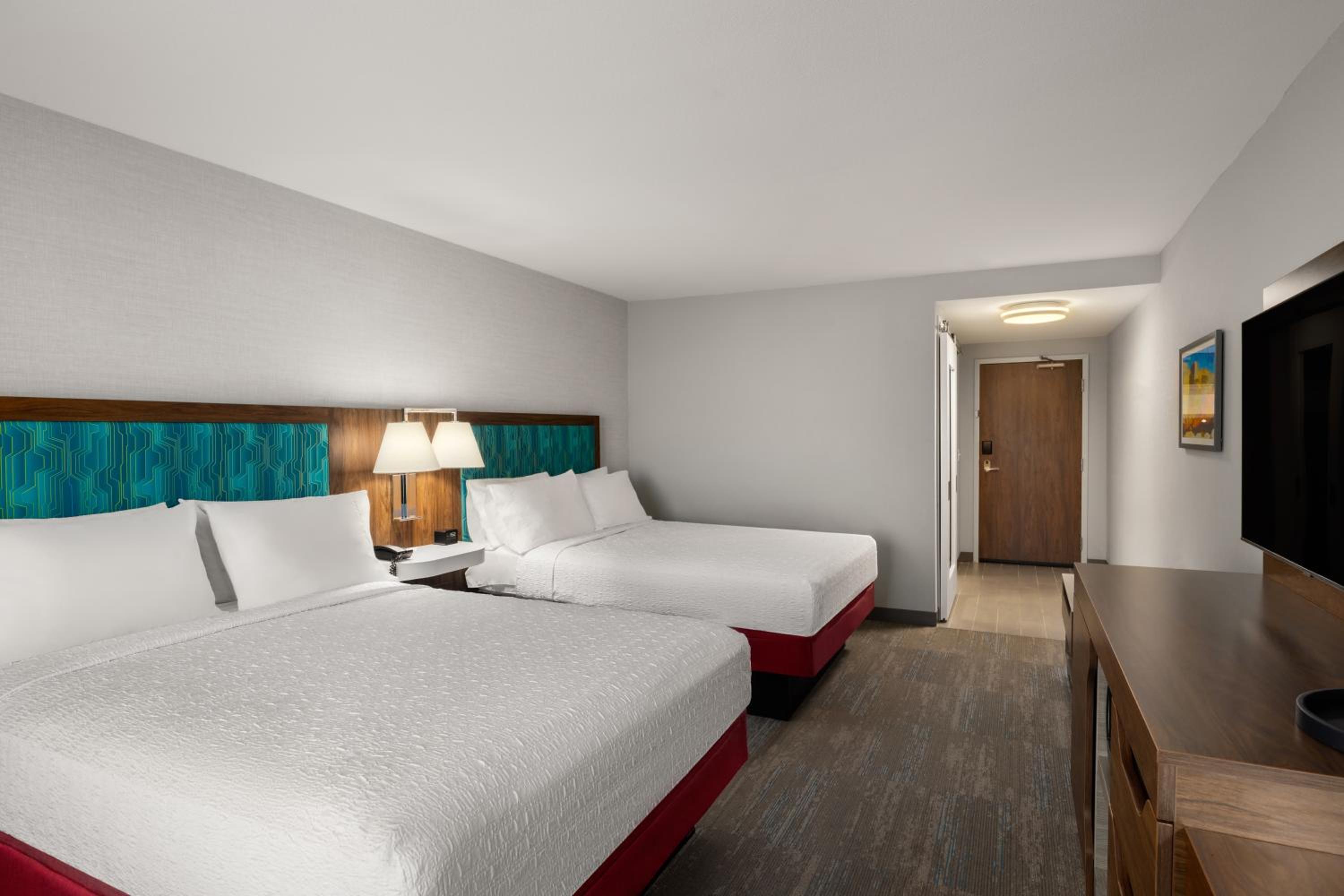 Queen Room with Two Queen Beds - Photo 3