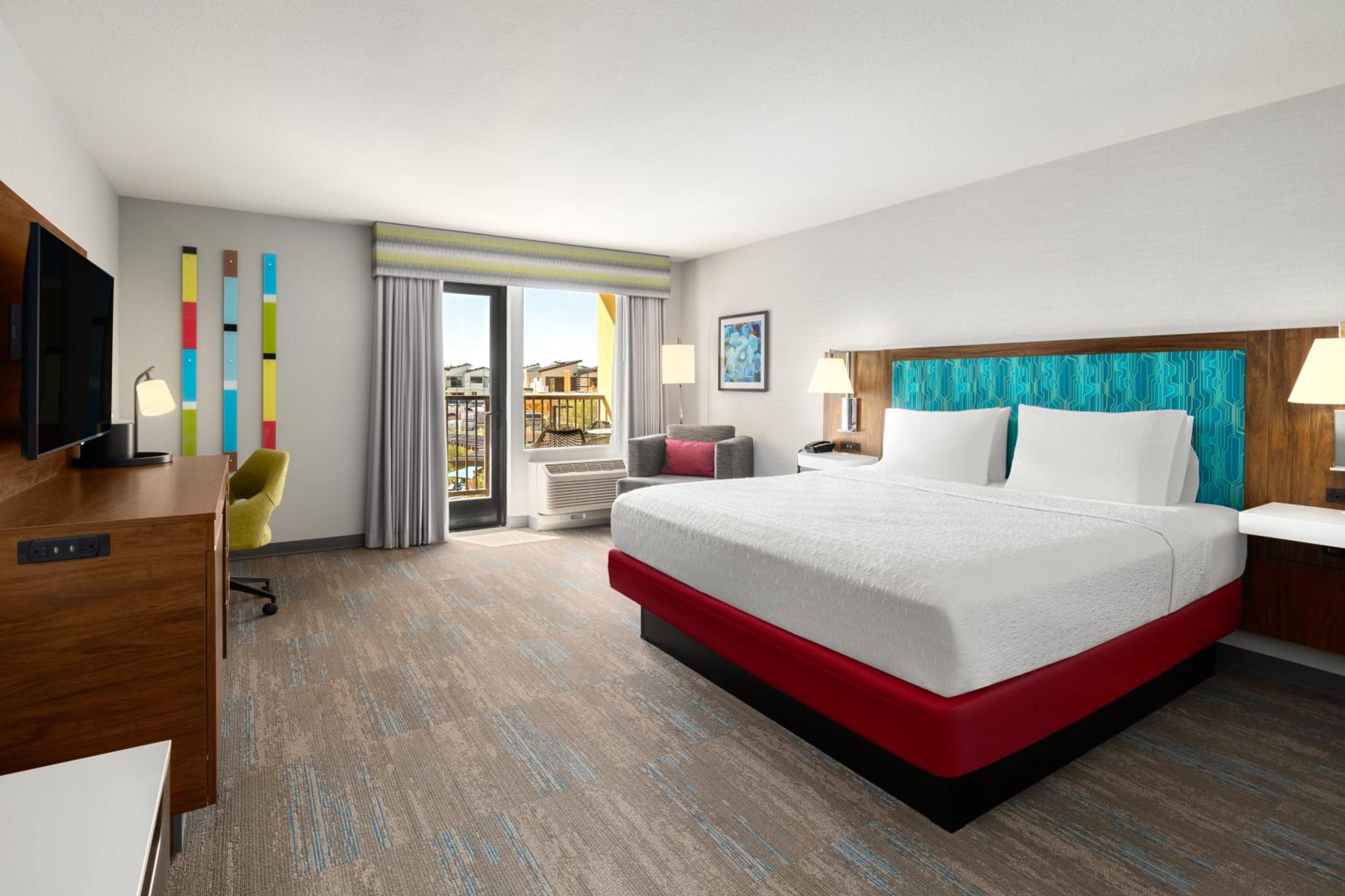 King Room with Balcony - Photo 4