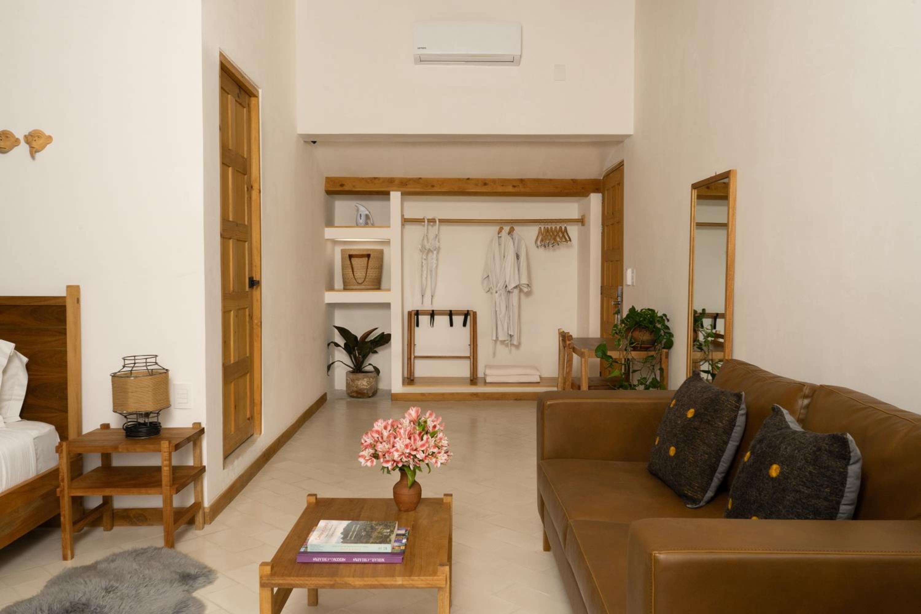 Deluxe King Suite - Photo 6