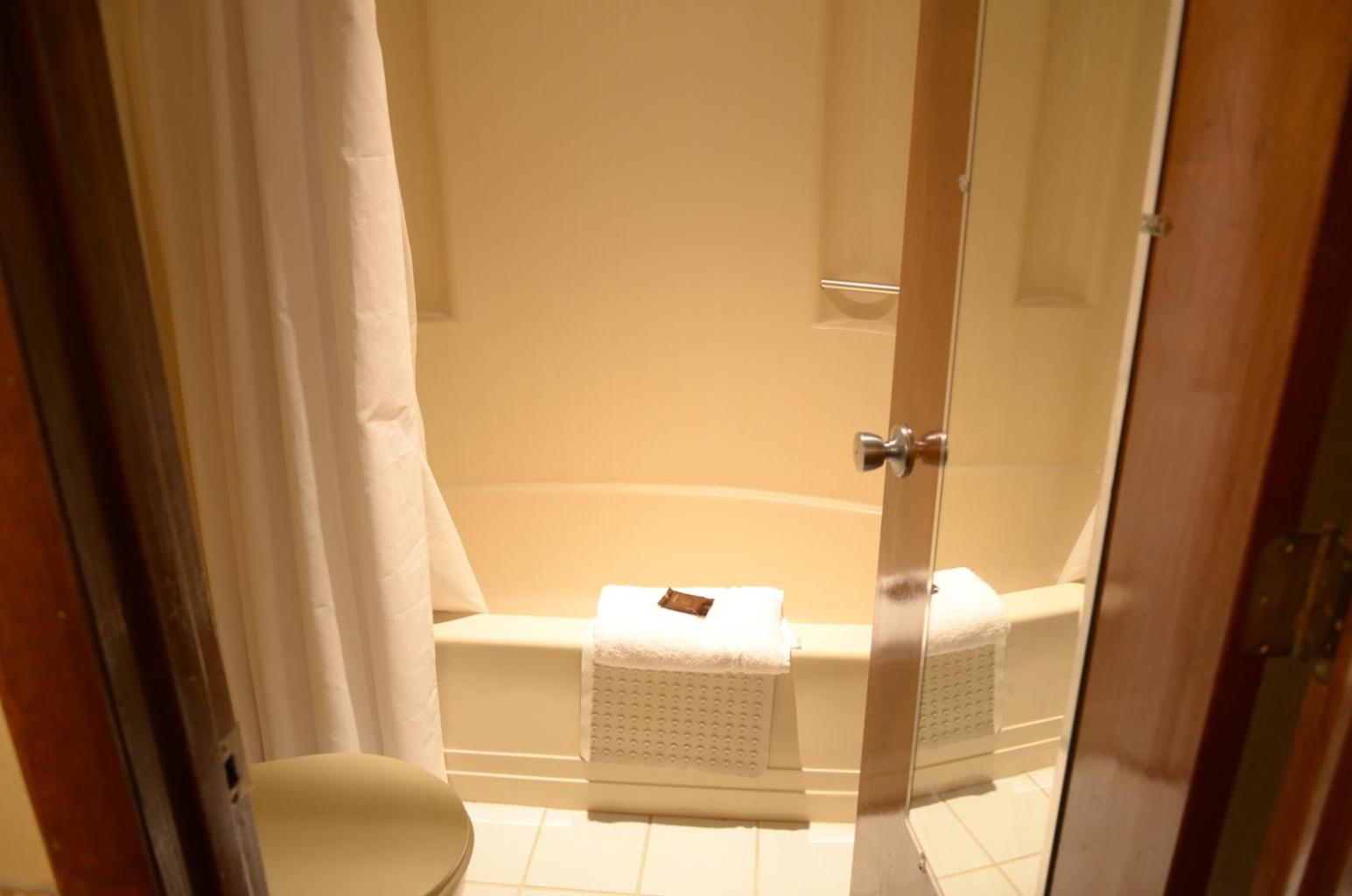 King Room - Non-Smoking photo 3