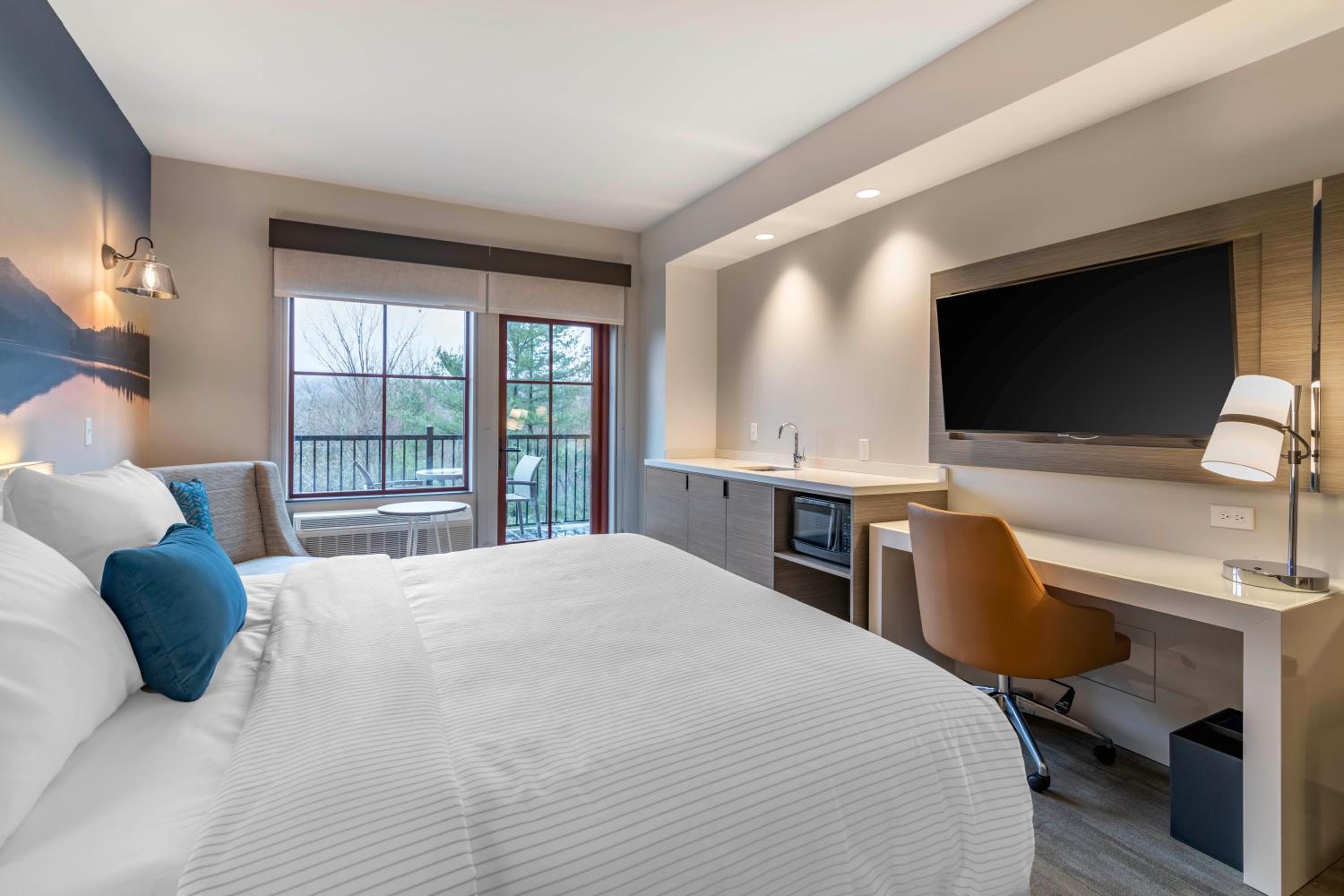 King Suite with Balcony - Non-smoking - Photo 1