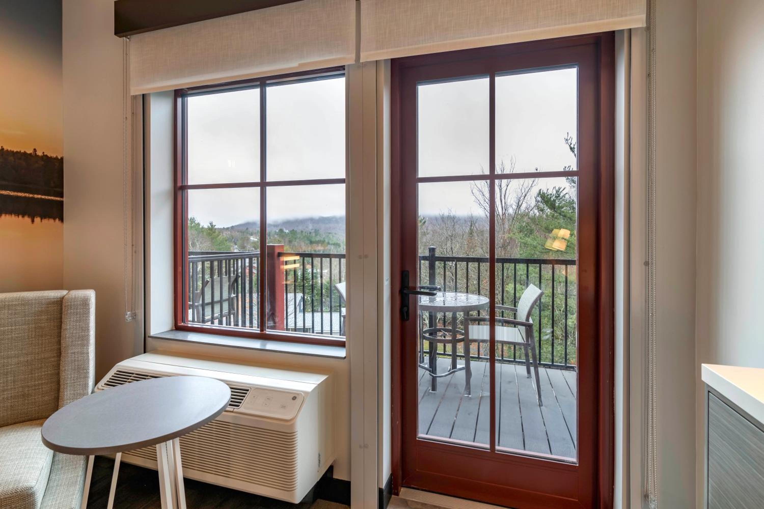 King Suite with Balcony - Non-smoking - Photo 2
