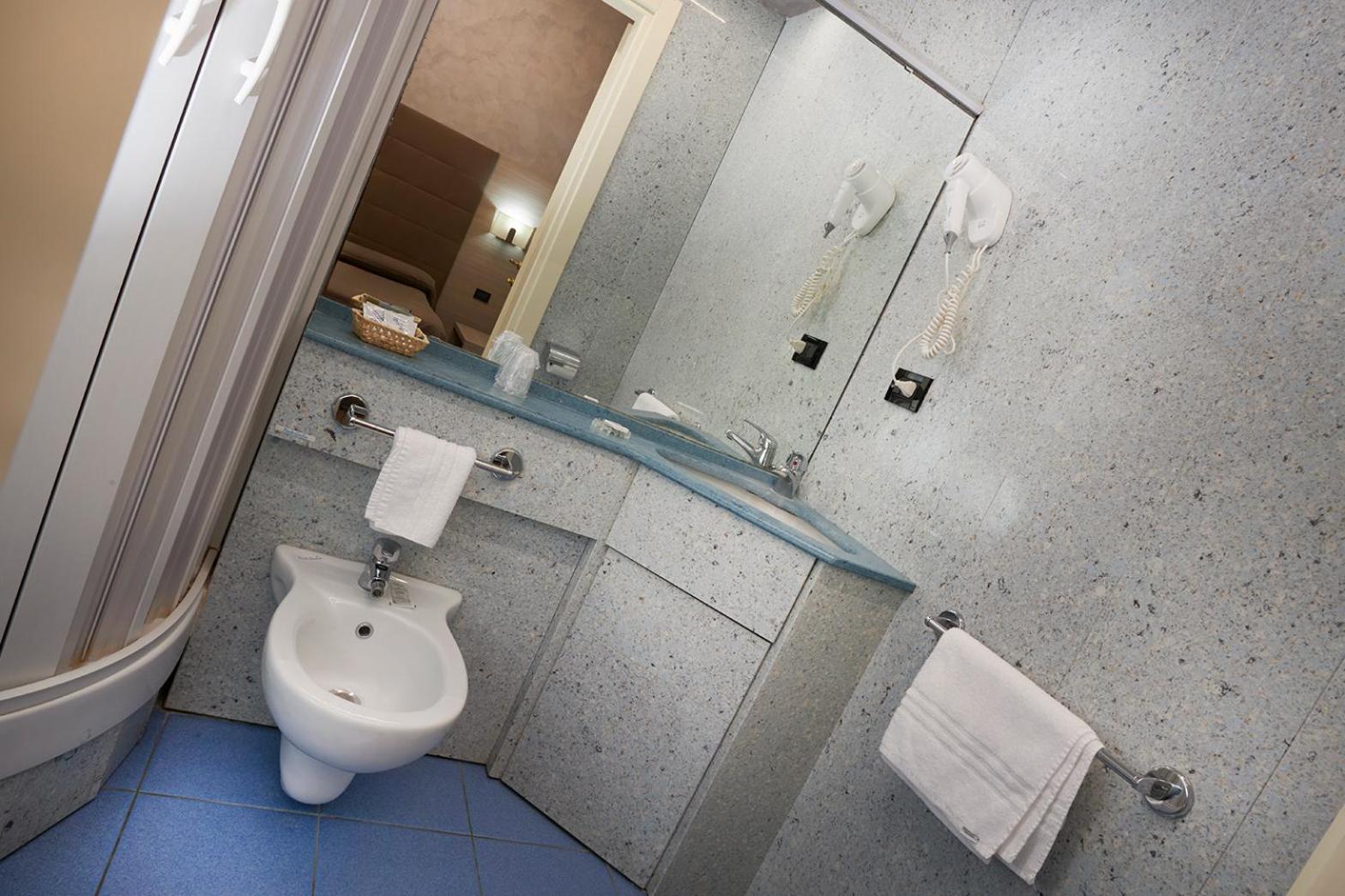 Double Room - Photo 19